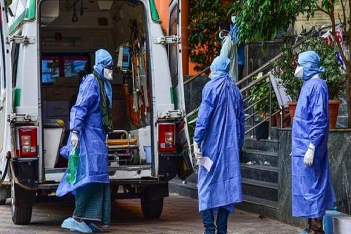 અમદાવાદ : રાજ્યમાં (Gujarat)કોરોના વાયરસના (Coronavirus)ના કેસમાં વધારો યથાવત્ રહ્યો છે. છેલ્લા 24 કલાકમાં ગુજરાતમાં કોરોના વાયરસના 1074 નવા કેસ નોંધાયા છે. જેની સામે 1370 દર્દીઓ સાજા થયા છે. છેલ્લા 24 કલાકમાં રાજ્યમાં કોવિડ-19 (Covid19)ના કારણે 22 દર્દીના મોત થયા છે. 24 કલાકમાં સૌથી વધુ સુરત જિલ્લામાં (SURAT Coronavirus updates) 231 કેસ નોંધાયા છે. રાજ્યમાં કોરોનાના કુલ કેસ 68,825 છે. જેમાંથી એક્ટિવ કેસ 14,587 છે. (પ્રતિકાત્મક તસવીર) અમદાવાદ : રાજ્યમાં (Gujarat)કોરોના વાયરસના (Coronavirus)ના કેસમાં વધારો યથાવત્ રહ્યો છે. છેલ્લા 24 કલાકમાં ગુજરાતમાં કોરોના વાયરસના 1074 નવા કેસ નોંધાયા છે. જેની સામે 1370 દર્દીઓ સાજા થયા છે. છેલ્લા 24 કલાકમાં રાજ્યમાં કોવિડ-19 (Covid19)ના કારણે 22 દર્દીના મોત થયા છે. 24 કલાકમાં સૌથી વધુ સુરત જિલ્લામાં (SURAT Coronavirus updates) 231 કેસ નોંધાયા છે. રાજ્યમાં કોરોનાના કુલ કેસ 68,825 છે. જેમાંથી એક્ટિવ કેસ 14,587 છે. (પ્રતિકાત્મક તસવીર)