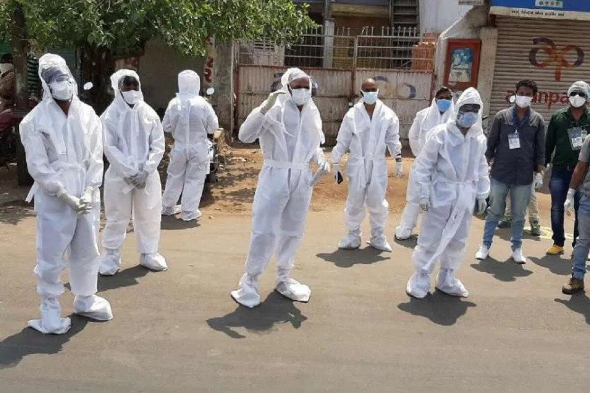 અમદાવાદ : રાજ્યમાં (Gujarat)કોરોના વાયરસના (Coronavirus)ના કેસમાં વધારો યથાવત્ રહ્યો છે. છેલ્લા 24 કલાકમાં ગુજરાતમાં કોરોના વાયરસના 1101 નવા કેસ નોંધાયા છે. જેની સામે 1135 દર્દીઓ સાજા થયા છે. છેલ્લા 24 કલાકમાં રાજ્યમાં કોવિડ-19 (Covid19)ના કારણે 23 દર્દીના મોત થયા છે. 24 કલાકમાં સૌથી વધુ સુરત જિલ્લામાં (SURAT Coronavirus updates) 226 કેસ નોંધાયા છે. રાજ્યમાં કોરોનાના કુલ કેસ 69,986 છે. જેમાંથી એક્ટિવ કેસ 14,530 છે. (પ્રતિકાત્મક તસવીર) અમદાવાદ : રાજ્યમાં (Gujarat)કોરોના વાયરસના (Coronavirus)ના કેસમાં વધારો યથાવત્ રહ્યો છે. છેલ્લા 24 કલાકમાં ગુજરાતમાં કોરોના વાયરસના 1101 નવા કેસ નોંધાયા છે. જેની સામે 1135 દર્દીઓ સાજા થયા છે. છેલ્લા 24 કલાકમાં રાજ્યમાં કોવિડ-19 (Covid19)ના કારણે 23 દર્દીના મોત થયા છે. 24 કલાકમાં સૌથી વધુ સુરત જિલ્લામાં (SURAT Coronavirus updates) 226 કેસ નોંધાયા છે. રાજ્યમાં કોરોનાના કુલ કેસ 69,986 છે. જેમાંથી એક્ટિવ કેસ 14,530 છે. (પ્રતિકાત્મક તસવીર)