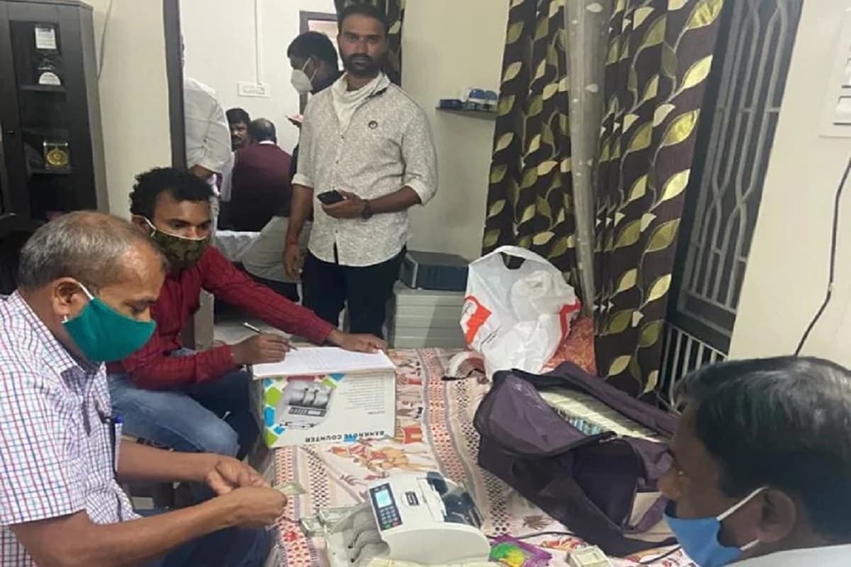 મામલતદાર ઉપર કથિત રીતે 28 એકર જમીન સંબંધી કોઈ મામલામાં આ લાંચ લેવાનો આરોપ છે. એસીબીએ શુક્રવારે રાત્રે મામલતદાર બલારાજૂ નાગરાજૂના ઘરે છાપો માર્યો હતો અને લાંચની રકમ સાથે તેને રંગેહાથ પકડી લીધો હતો. મામલતદાર ઉપર કથિત રીતે 28 એકર જમીન સંબંધી કોઈ મામલામાં આ લાંચ લેવાનો આરોપ છે. એસીબીએ શુક્રવારે રાત્રે મામલતદાર બલારાજૂ નાગરાજૂના ઘરે છાપો માર્યો હતો અને લાંચની રકમ સાથે તેને રંગેહાથ પકડી લીધો હતો.