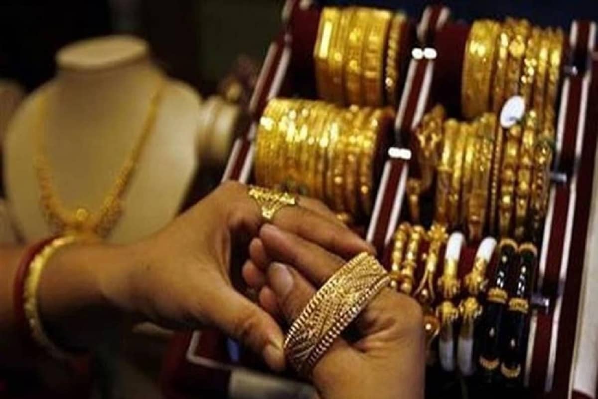 અમદાવાદમાં સોના-ચાંદીના ભાવ (Gold-Silver price in Ahmedabad) :- અમદાવાદ બુલિયન માર્કેટમાં આજે શુક્રવારે ચાંદીમાં દિવસ દરમિયાના ટ્રેડિંગ બાદ બંધ ભાવમાં કોઈ ફેરફાર નોંધાયો ન હતો. જેના પગલે ચાંદી ચોરસાનો ભાવ 73,000 રૂપિયા અને ચાંદી રુપુંનો ભાવ 72,800 રૂપિયાની ઊંચી સ્થિર રહ્યા હતા. અમદાવાદમાં સોના-ચાંદીના ભાવ (Gold-Silver price in Ahmedabad) :- અમદાવાદ બુલિયન માર્કેટમાં આજે શુક્રવારે ચાંદીમાં દિવસ દરમિયાના ટ્રેડિંગ બાદ બંધ ભાવમાં કોઈ ફેરફાર નોંધાયો ન હતો. જેના પગલે ચાંદી ચોરસાનો ભાવ 73,000 રૂપિયા અને ચાંદી રુપુંનો ભાવ 72,800 રૂપિયાની ઊંચી સ્થિર રહ્યા હતા.