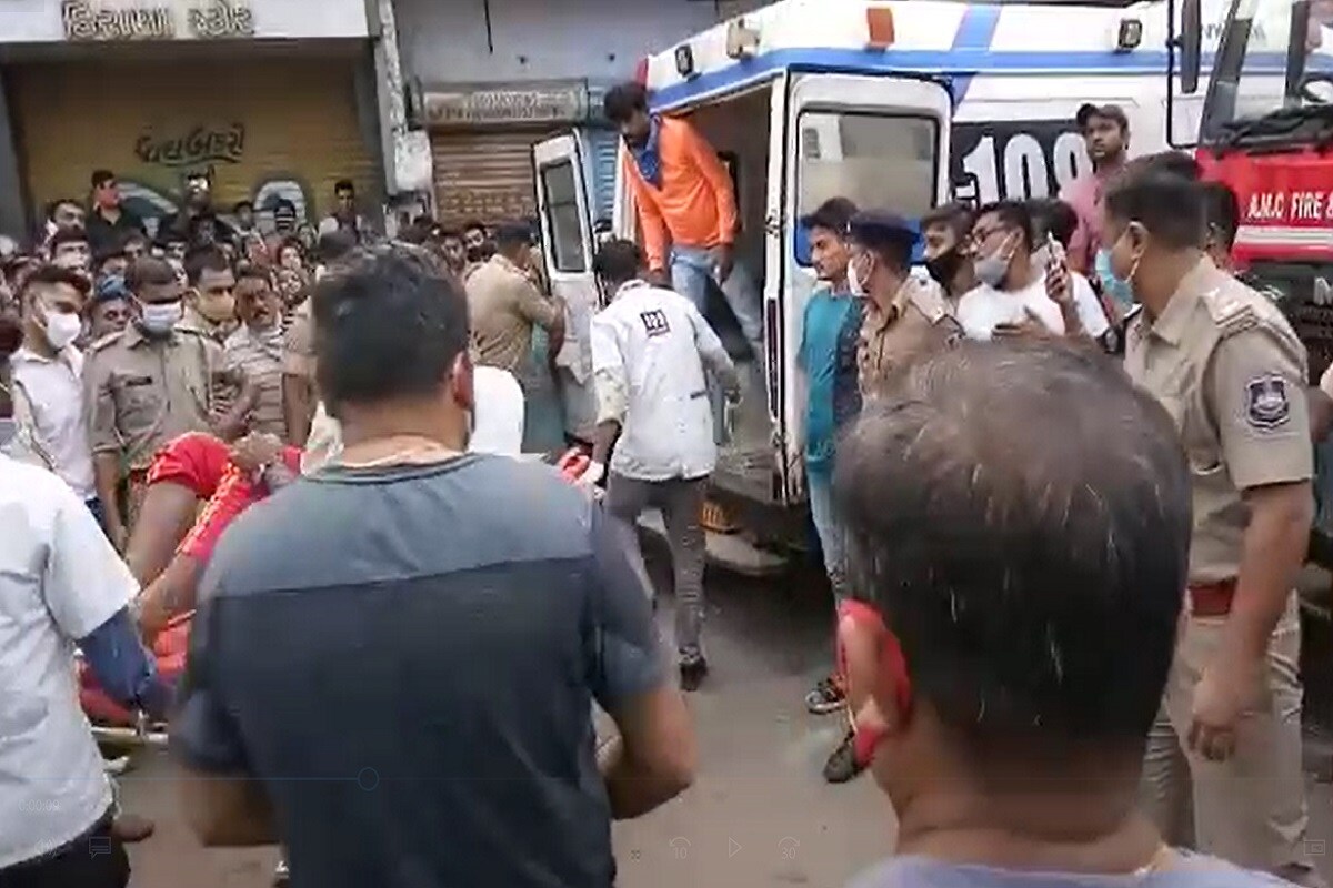 કૂબેરનગરમાં મોડી રાત્રે એક જૂનવાણી મકાન પત્તાના મહેલની જેમ ધરાશાયી થતા બેથી ત્રણ લોકો દટાયા હોવાની આશંકા વ્યક્ત કરવામાં આવી હતી. રાતના અંધારામાં શરૂ કરવામાં આવેલા કાટમાળ હટાવાના કામમાં વિક્ષેપની વચ્ચે વહેલી સવારે ચિત્ર સ્પષ્ટ થયું હતું. કૂબેરનગરમાં મોડી રાત્રે એક જૂનવાણી મકાન પત્તાના મહેલની જેમ ધરાશાયી થતા બેથી ત્રણ લોકો દટાયા હોવાની આશંકા વ્યક્ત કરવામાં આવી હતી. રાતના અંધારામાં શરૂ કરવામાં આવેલા કાટમાળ હટાવાના કામમાં વિક્ષેપની વચ્ચે વહેલી સવારે ચિત્ર સ્પષ્ટ થયું હતું.