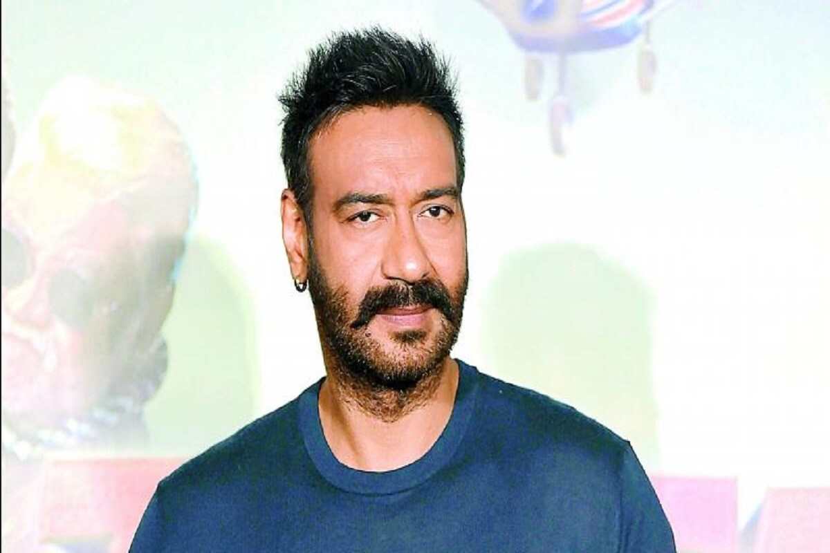 મુંબઈ : બોલીવૂડ અભિનેતા અજય દેવગન (Ajay Devgn)ફિલ્મમાં આવ્યાને 29 વર્ષ કરતા વધારે સમય થઈ ગયો છે. પોતાની કારકિર્દીમાં અજયે એકથી વધીને એક શાનદાર ફિલ્મો કરી છે. વર્ષની શરૂઆત એટલે કે 10 જાન્યુઆરી 2020ના રોજ અજય દેવગનની ‘તાન્હાજી: ધ અનસંગ વોરિયર’ (Tanhaji: The Unsung Warrior)રિલીઝ થઈ હતી. આ ફિલ્મમાં તે તાન્હાજી માલુસરેના રોલમાં જોવા મળ્યો હતો. ફિલ્મે બોક્સ ઓફિસ પર ધમાલ મચાવી હતી. અજયની ચારેબાજુ ઘણી પ્રશંસા થઈ હતી. હવે જલ્દી અજય ‘ભૂજ : ધ પ્રાઇડ ઓફ ઇન્ડિયા’(Bhuj: The Pride of India)માં જોવા મળશે. મુંબઈ : બોલીવૂડ અભિનેતા અજય દેવગન (Ajay Devgn)ફિલ્મમાં આવ્યાને 29 વર્ષ કરતા વધારે સમય થઈ ગયો છે. પોતાની કારકિર્દીમાં અજયે એકથી વધીને એક શાનદાર ફિલ્મો કરી છે. વર્ષની શરૂઆત એટલે કે 10 જાન્યુઆરી 2020ના રોજ અજય દેવગનની ‘તાન્હાજી: ધ અનસંગ વોરિયર’ (Tanhaji: The Unsung Warrior)રિલીઝ થઈ હતી. આ ફિલ્મમાં તે તાન્હાજી માલુસરેના રોલમાં જોવા મળ્યો હતો. ફિલ્મે બોક્સ ઓફિસ પર ધમાલ મચાવી હતી. અજયની ચારેબાજુ ઘણી પ્રશંસા થઈ હતી. હવે જલ્દી અજય ‘ભૂજ : ધ પ્રાઇડ ઓફ ઇન્ડિયા’(Bhuj: The Pride of India)માં જોવા મળશે.