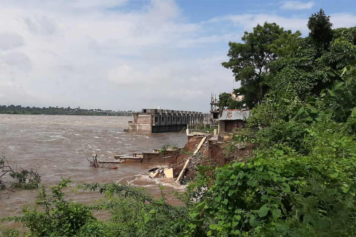 વિયર ડેમ પરથી એટલી માત્રામાં પાણી વહી રહ્યું છે કે ચારેકોર પાણી ફરી વળ્યાં છે. કેવડિયા અને ગરુડેશ્વર સંપર્ક વિહોણા બન્યા છે. નર્મદાના પાણીના પ્રવાહને કારણે અકતેશ્વર બ્રિજના પીલરનું પણ ધોવાયું થયું છે. જે બાદમાં તેને બંધ કરી દેવામાં આવ્યો છે. હાલ નર્મદા નદીમાં પૂરને કારણે જાણે દરિયામાં મોઝા ઉછળતા હોય તેવા દ્રશ્યો જોવા મળી રહ્યા છે. હવે નર્મદાવાસીઓએ નર્મદા માતા ખમૈયા કરે તેવી પ્રાર્થના કરી રહ્યા છે. આ રીતે જ પાણી આવતું રહેશે તો નર્મદાના કાંઠે આવેલા અનેક ગામો અને મંદિરો નાશ પામશે. વિયર ડેમ પરથી એટલી માત્રામાં પાણી વહી રહ્યું છે કે ચારેકોર પાણી ફરી વળ્યાં છે. કેવડિયા અને ગરુડેશ્વર સંપર્ક વિહોણા બન્યા છે. નર્મદાના પાણીના પ્રવાહને કારણે અકતેશ્વર બ્રિજના પીલરનું પણ ધોવાયું થયું છે. જે બાદમાં તેને બંધ કરી દેવામાં આવ્યો છે. હાલ નર્મદા નદીમાં પૂરને કારણે જાણે દરિયામાં મોઝા ઉછળતા હોય તેવા દ્રશ્યો જોવા મળી રહ્યા છે. હવે નર્મદાવાસીઓએ નર્મદા માતા ખમૈયા કરે તેવી પ્રાર્થના કરી રહ્યા છે. આ રીતે જ પાણી આવતું રહેશે તો નર્મદાના કાંઠે આવેલા અનેક ગામો અને મંદિરો નાશ પામશે.