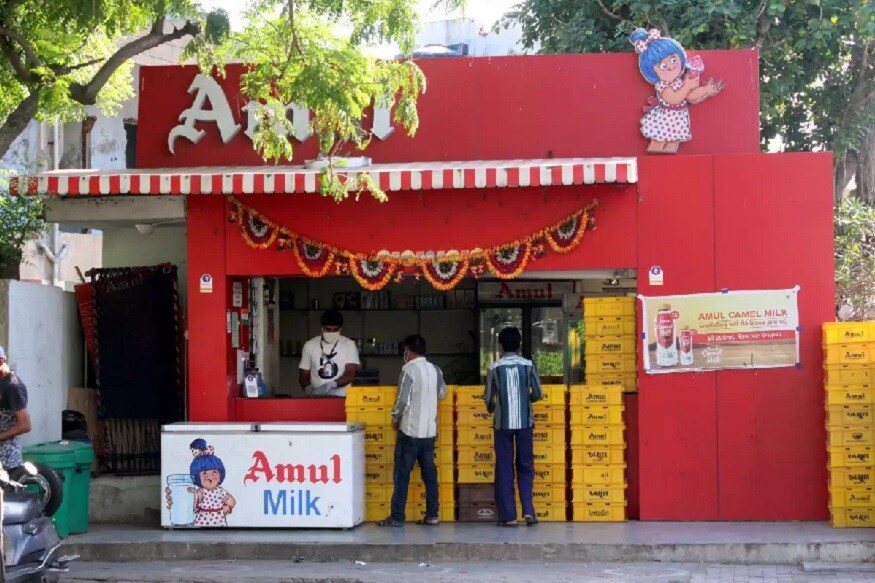 કોરોનાનું સંકટ વધી રહ્યું છે ત્યારે સરકાર તરફથી માસ્ક પહેરવું ફરજિયાત કરવામાં આવ્યું છે. જાહેરમાં માસ્ક નહીં પહેરતા લોકો માટે આજથી 500 રૂપિયાનો દંડ લેવામા આવશે. આ નિયમ પહેલી ઓગસ્ટથી એટલે આજથી આખા ગુજરાતમાં લાગુ પડશે. ત્યારે સામાન્ય માણસ પણ માસ્ક ખરીદી શકે તે માટે આજથી આખા રાજ્યના અમૂલ પાર્લર પરથી બે રૂપિયામાં માસ્કનું વિતરણ કરવામાં આવશે. કોરોનાનું સંકટ વધી રહ્યું છે ત્યારે સરકાર તરફથી માસ્ક પહેરવું ફરજિયાત કરવામાં આવ્યું છે. જાહેરમાં માસ્ક નહીં પહેરતા લોકો માટે આજથી 500 રૂપિયાનો દંડ લેવામા આવશે. આ નિયમ પહેલી ઓગસ્ટથી એટલે આજથી આખા ગુજરાતમાં લાગુ પડશે. ત્યારે સામાન્ય માણસ પણ માસ્ક ખરીદી શકે તે માટે આજથી આખા રાજ્યના અમૂલ પાર્લર પરથી બે રૂપિયામાં માસ્કનું વિતરણ કરવામાં આવશે.