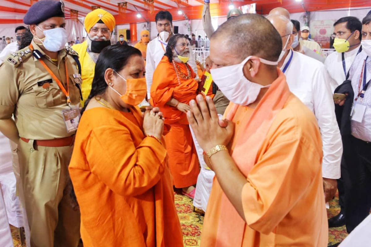 વિશ્વ હિન્દુ પરિષદ (VHP)ની વેબસાઇટ પર ઉપલબ્ધ માહિતી પ્રમાણે કોર્ટે ત્યારે તમામ પ્રતિવાદીઓને નોટિસ આપવાનો આદેશ કર્યો હતો. ત્યારે 16 જાન્યુઆરી, 1950 સુધી ગોપાલસિંહ વિશારદના પક્ષમાં વચગાળાનો આદેશ જાહેર કરવામાં આવ્યો હતો. ભક્તો માટે પૂજા-અર્ચના ચાલુ થઈ હતી. સિવિલ જજે જ ત્રીજી માર્ચ, 1951ના રોજ પોતાના વચગાળાના આદેશની પુષ્ટિ કરી હતી. મુસ્લિમ સમાજના અમુક લોકો આ આદેશના વિરુદ્ધમાં અલાહાબાદ હાઇકોર્ટમાં ગયા હતા. મુખ્ય ન્યાયાધીશ મૂથમ તેમજ ન્યાયાધીશ રઘુવર દયાલની ખંડપીઠે 26 એપ્રિલ, 1955ના રોજ આદેશ સિવિલ જજના આદેશને યથાવત રાખ્યો હતો. જે બાદમાં ઢાંચાની અંદર પૂજા-અર્ચનાનો અધિકાર સુરક્ષિત થઈ ગયો હતો. (તસવીર : ભૂમિ પૂજન સ્થળ) વિશ્વ હિન્દુ પરિષદ (VHP)ની વેબસાઇટ પર ઉપલબ્ધ માહિતી પ્રમાણે કોર્ટે ત્યારે તમામ પ્રતિવાદીઓને નોટિસ આપવાનો આદેશ કર્યો હતો. ત્યારે 16 જાન્યુઆરી, 1950 સુધી ગોપાલસિંહ વિશારદના પક્ષમાં વચગાળાનો આદેશ જાહેર કરવામાં આવ્યો હતો. ભક્તો માટે પૂજા-અર્ચના ચાલુ થઈ હતી. સિવિલ જજે જ ત્રીજી માર્ચ, 1951ના રોજ પોતાના વચગાળાના આદેશની પુષ્ટિ કરી હતી. મુસ્લિમ સમાજના અમુક લોકો આ આદેશના વિરુદ્ધમાં અલાહાબાદ હાઇકોર્ટમાં ગયા હતા. મુખ્ય ન્યાયાધીશ મૂથમ તેમજ ન્યાયાધીશ રઘુવર દયાલની ખંડપીઠે 26 એપ્રિલ, 1955ના રોજ આદેશ સિવિલ જજના આદેશને યથાવત રાખ્યો હતો. જે બાદમાં ઢાંચાની અંદર પૂજા-અર્ચનાનો અધિકાર સુરક્ષિત થઈ ગયો હતો. (તસવીર : ભૂમિ પૂજન સ્થળ)