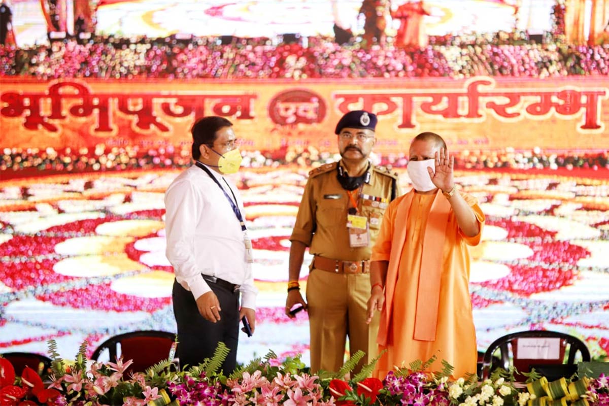 ઝાંસીથી આવ્યો હતો વિશારદનો પરિવાર : વિશારદનો પરિવાર મૂળ ઝાંસીનો નિવાસી હતો. જેઓ બાદમાં અયોધ્યા આવ્યા હતા. અહીં તેમણે બુંદેલખંડ સ્ટોર નામે દુકાન ખોલી હતી અને હિન્દુ મહાસભા સાથે જોડાયેલા હતા. 1968માં તેમના પુત્ર રાજેન્દ્રસિંહ વિશારદ બેંકની નોકરી કરીને બલરામપુર ગયા હતા અને ત્યાં જ રહી ગયા હતા. 1986માં ગોપાલસિંહ વિશારદ સ્વર્ગવાસી થયા હતા. જે બાદમાં કેસની પેરવી તેમના પુત્ર રાજેન્દ્રસિંહ કરવા લાગ્યા હતા. (તસવીર : ભૂમિ પૂજન સ્થળ) ઝાંસીથી આવ્યો હતો વિશારદનો પરિવાર : વિશારદનો પરિવાર મૂળ ઝાંસીનો નિવાસી હતો. જેઓ બાદમાં અયોધ્યા આવ્યા હતા. અહીં તેમણે બુંદેલખંડ સ્ટોર નામે દુકાન ખોલી હતી અને હિન્દુ મહાસભા સાથે જોડાયેલા હતા. 1968માં તેમના પુત્ર રાજેન્દ્રસિંહ વિશારદ બેંકની નોકરી કરીને બલરામપુર ગયા હતા અને ત્યાં જ રહી ગયા હતા. 1986માં ગોપાલસિંહ વિશારદ સ્વર્ગવાસી થયા હતા. જે બાદમાં કેસની પેરવી તેમના પુત્ર રાજેન્દ્રસિંહ કરવા લાગ્યા હતા. (તસવીર : ભૂમિ પૂજન સ્થળ)