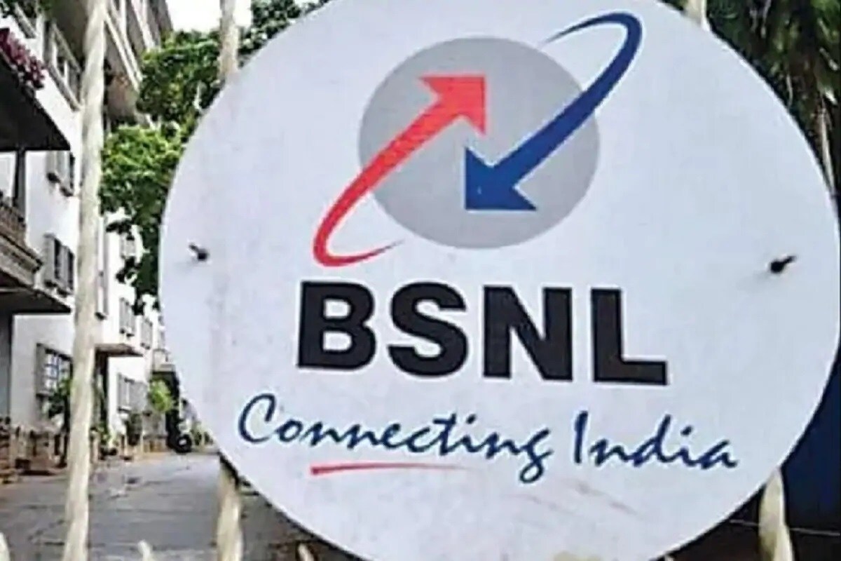 હાલમાં જ BSNLએ યૂઝર્સ માટે વધુ એક ગિફ્ટ આપી છે. કંપનીની ઘોષણા અનુસાર 21 ઓક્ટોબરથી યૂઝર્સને 135 રૂપિયાના ટેરિફ પર વધુ લાભ મળશે. BSNL દ્વારા જણાવ્યા અનુસાર યૂઝર્સને અત્યાર સુધી 135 રૂપિયાના ટેરિફ રિચાર્જથી બીજા નેટવર્ક પર વાત કરવા માટે 300 મિનિટ એટલે કે 5 કલાક મળતા હતા. (પ્રતીકાત્મક તસવીર) હાલમાં જ BSNLએ યૂઝર્સ માટે વધુ એક ગિફ્ટ આપી છે. કંપનીની ઘોષણા અનુસાર 21 ઓક્ટોબરથી યૂઝર્સને 135 રૂપિયાના ટેરિફ પર વધુ લાભ મળશે. BSNL દ્વારા જણાવ્યા અનુસાર યૂઝર્સને અત્યાર સુધી 135 રૂપિયાના ટેરિફ રિચાર્જથી બીજા નેટવર્ક પર વાત કરવા માટે 300 મિનિટ એટલે કે 5 કલાક મળતા હતા. (પ્રતીકાત્મક તસવીર)