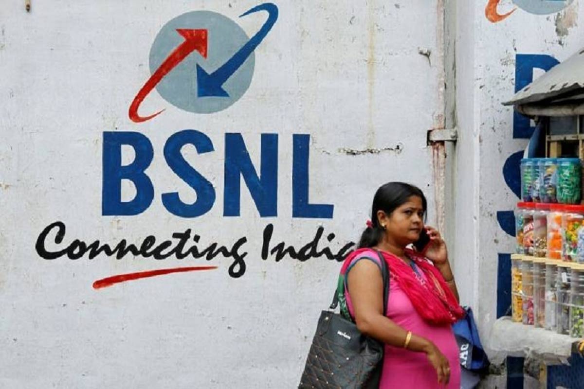 BSNLનો 98 રૂપિયાવાળો પ્લાન- વેલિડિટીઃ 24 દિવસ - ભારત સંચાર નિગમ લિમિટેડનો સૌથી સસ્તો 2 GB ડેઇલી ડેટાવાળો પ્લાન 98 રૂપિયાનો છે. આ પ્લાનમાં ગ્રાહકોને ફ્રી કોલિંગનો ફાયદો મળે છે. આ ઉપરાંત પ્લાનમાં Eros Nowનું મફત સબ્સક્રિપ્શનની સાથે ફ્રી પર્સનલ રિંગ બેક ટોન (PRBT)નો પણ ફાયદો મળે છે. કંપનીનો આ પ્લાન 24 દિવસની વેલિડિટીની સાથે આવે છે. BSNLનો 98 રૂપિયાવાળો પ્લાન- વેલિડિટીઃ 24 દિવસ - ભારત સંચાર નિગમ લિમિટેડનો સૌથી સસ્તો 2 GB ડેઇલી ડેટાવાળો પ્લાન 98 રૂપિયાનો છે. આ પ્લાનમાં ગ્રાહકોને ફ્રી કોલિંગનો ફાયદો મળે છે. આ ઉપરાંત પ્લાનમાં Eros Nowનું મફત સબ્સક્રિપ્શનની સાથે ફ્રી પર્સનલ રિંગ બેક ટોન (PRBT)નો પણ ફાયદો મળે છે. કંપનીનો આ પ્લાન 24 દિવસની વેલિડિટીની સાથે આવે છે.