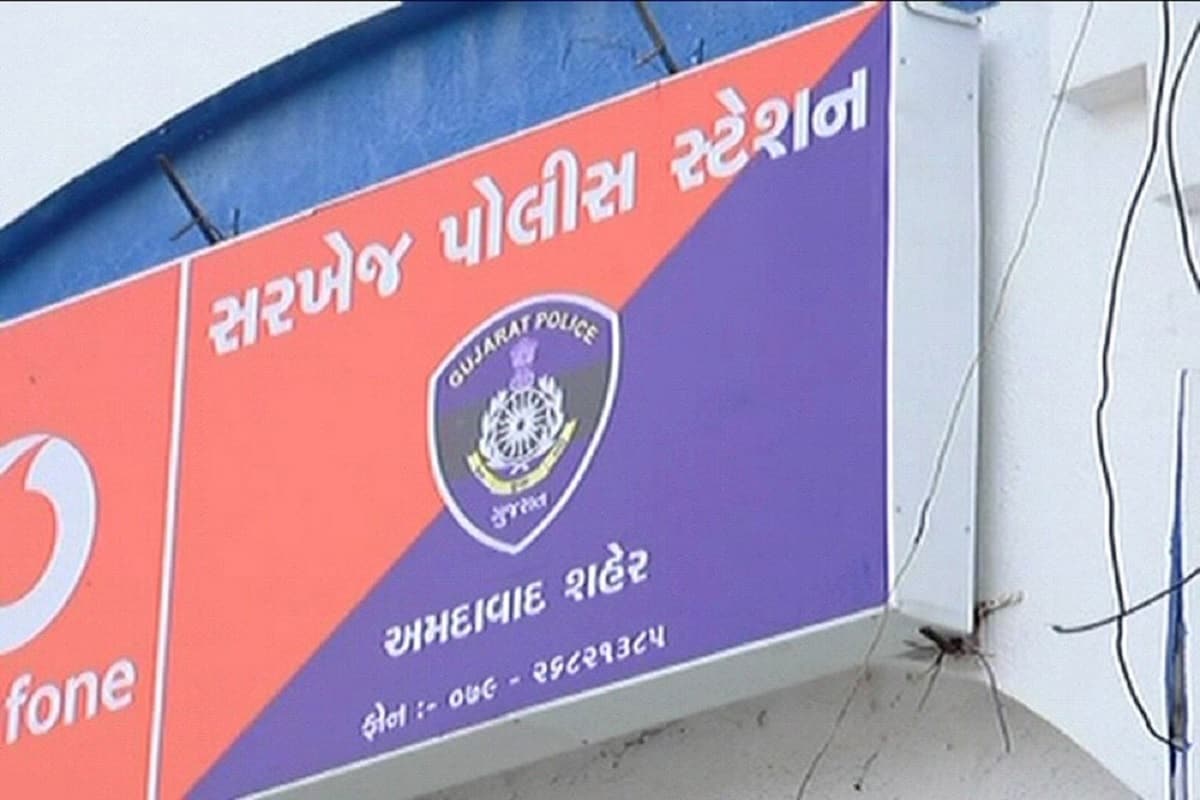 સરખેજમાં રહેતા હિતેશ કુમાર નાયક છૂટક મજૂરીકામ કરે છે. તેમના લગ્ન વર્ષ 2006માં થયા હતા. પરંતુ થોડા દિવસ પહેલા પત્ની સાથે બોલાચાલી થતા તેમની પત્ની સાથે સાણંદ ખાતે આવેલા તેના પિયરમાં જતી રહી હતી. તેજસ કુમારના સાસુ અને સાળો રાહુલ નાયક સાણંદ નળ સરોવર રોડ પર આવેલા ઔડાના મકાનમાં રહે છે. સરખેજમાં રહેતા હિતેશ કુમાર નાયક છૂટક મજૂરીકામ કરે છે. તેમના લગ્ન વર્ષ 2006માં થયા હતા. પરંતુ થોડા દિવસ પહેલા પત્ની સાથે બોલાચાલી થતા તેમની પત્ની સાથે સાણંદ ખાતે આવેલા તેના પિયરમાં જતી રહી હતી. તેજસ કુમારના સાસુ અને સાળો રાહુલ નાયક સાણંદ નળ સરોવર રોડ પર આવેલા ઔડાના મકાનમાં રહે છે.