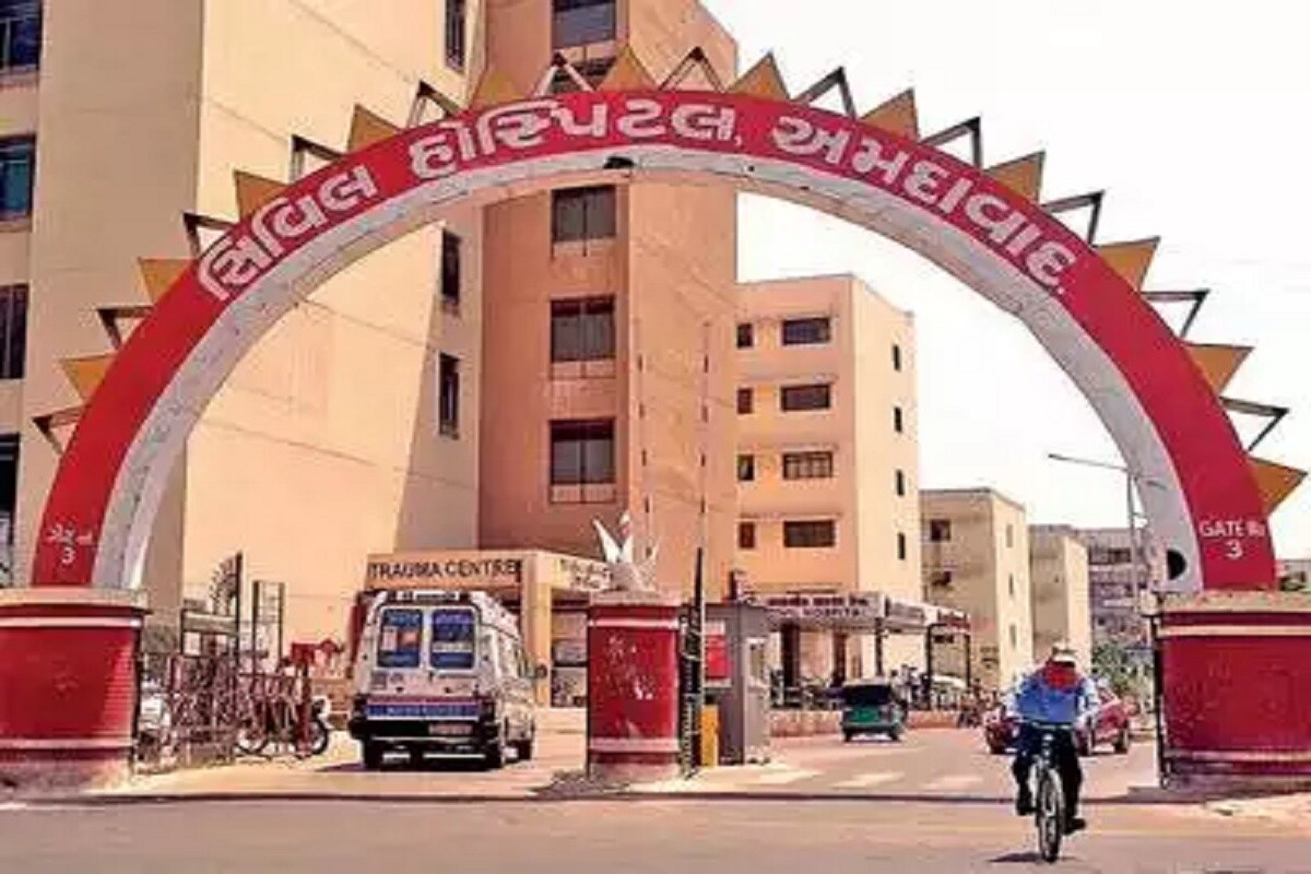 જેથી તેજસકુમાર એ બૂમ પાડી અને સાળો તથા સાસુને રોક્યા હતા અને કહ્યું કે ફેસબુક ઉપર તેમના ખોટા મેસેજ કેમ કર્યા છે? જેથી રાહુલ આવેશમાં આવી ગયો હતો અને ત્યાં બાજુમાં પડેલું વાંસનું લાકડું લઈને તેજસ કુમારને એક ફટકો માર્યો હતો. જેથી તેજસકુમાર એ બૂમ પાડી અને સાળો તથા સાસુને રોક્યા હતા અને કહ્યું કે ફેસબુક ઉપર તેમના ખોટા મેસેજ કેમ કર્યા છે? જેથી રાહુલ આવેશમાં આવી ગયો હતો અને ત્યાં બાજુમાં પડેલું વાંસનું લાકડું લઈને તેજસ કુમારને એક ફટકો માર્યો હતો.