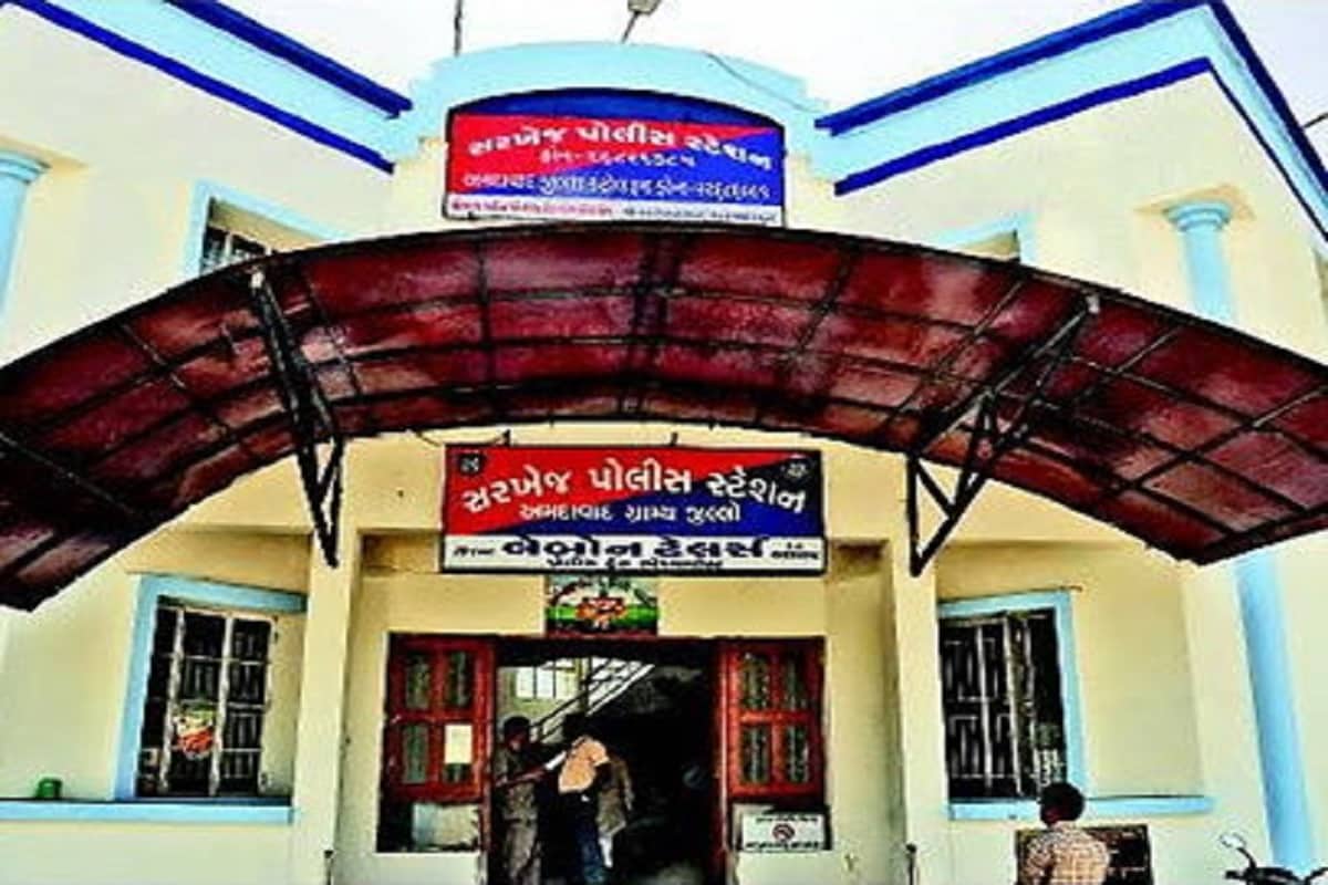 હર્મેશ સુખડિયા, અમદાવાદ: એક ખાનગી ટીવી ચેનલમાં કોમેડી સિરિયલ આવે છે. અને તેમાં એક કલાકાર તેના સાળાથી કંટાળી ગયો હોય છે, કારણકે તેનો સાળો કાયમ બનેવીના રૂપિયે જલસો કરી જતો હોય છે. આવી જ કંઈક લાગતી ઘટના અમદાવાદ શહેરમાં (Ahmedabad city) બની છે. 40 વર્ષીય યુવકને તેની પત્ની સાથે ઝગડો થતા તે પિયરમાં જતી રહી હતી બાદમાં તેના સાળાએ ફેસબુક (facebook) પર તેના બનેવીના બેસણાનો (Besana) મેસેજ કર્યો હતો. યુવકના મિત્રને જાણ થતા તેને આ યુવકને જણાવ્યું અને યુવકે સાળાને ઠપકો આપતા તેને માર મારી લોહીલુહાણ કરી નાખ્યો હતો. હર્મેશ સુખડિયા, અમદાવાદ: એક ખાનગી ટીવી ચેનલમાં કોમેડી સિરિયલ આવે છે. અને તેમાં એક કલાકાર તેના સાળાથી કંટાળી ગયો હોય છે, કારણકે તેનો સાળો કાયમ બનેવીના રૂપિયે જલસો કરી જતો હોય છે. આવી જ કંઈક લાગતી ઘટના અમદાવાદ શહેરમાં (Ahmedabad city) બની છે. 40 વર્ષીય યુવકને તેની પત્ની સાથે ઝગડો થતા તે પિયરમાં જતી રહી હતી બાદમાં તેના સાળાએ ફેસબુક (facebook) પર તેના બનેવીના બેસણાનો (Besana) મેસેજ કર્યો હતો. યુવકના મિત્રને જાણ થતા તેને આ યુવકને જણાવ્યું અને યુવકે સાળાને ઠપકો આપતા તેને માર મારી લોહીલુહાણ કરી નાખ્યો હતો.