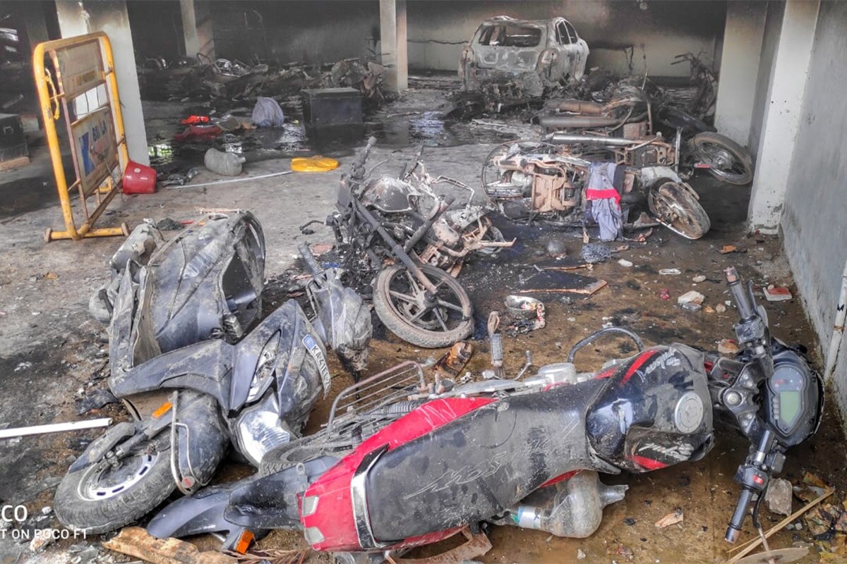 બેંગલુરુ : કર્ણાટકની રાજધાની બેંગલુરુ (Bengaluru Violence)ના અમુક વિસ્તારોમાં મંગળવારે રાત્રે સાંપ્રદાયિક હિંસા (Communal Violence) ભડકી હતી. આ દરમિયાન ફાયરિંગમાં ત્રણ લોકોનાં મોત થયા છે. આ બનાવમાં 60થી વધારે પોલીસકર્મીઓ જખમી હોવાનું કહેવામાં આવી રહ્યું છે. કર્ણાટકની રાજધાનીમાં કોઈનો ડર ન હોય તે રીતે થયેલી હિંસા કોઈ યુદ્ધક્ષેત્ર જેવી લાગી રહી છે. રસ્તા પર સળગેલા વાહનોનો કાટમાળ, ઘરોના તૂટેલા બારી-બારણા અને સુના પડેલું શહેર આ ખૌફની ચાડી ખાય છે. (તસવીર : રિયાઝ વીજે) બેંગલુરુ : કર્ણાટકની રાજધાની બેંગલુરુ (Bengaluru Violence)ના અમુક વિસ્તારોમાં મંગળવારે રાત્રે સાંપ્રદાયિક હિંસા (Communal Violence) ભડકી હતી. આ દરમિયાન ફાયરિંગમાં ત્રણ લોકોનાં મોત થયા છે. આ બનાવમાં 60થી વધારે પોલીસકર્મીઓ જખમી હોવાનું કહેવામાં આવી રહ્યું છે. કર્ણાટકની રાજધાનીમાં કોઈનો ડર ન હોય તે રીતે થયેલી હિંસા કોઈ યુદ્ધક્ષેત્ર જેવી લાગી રહી છે. રસ્તા પર સળગેલા વાહનોનો કાટમાળ, ઘરોના તૂટેલા બારી-બારણા અને સુના પડેલું શહેર આ ખૌફની ચાડી ખાય છે. (તસવીર : રિયાઝ વીજે)