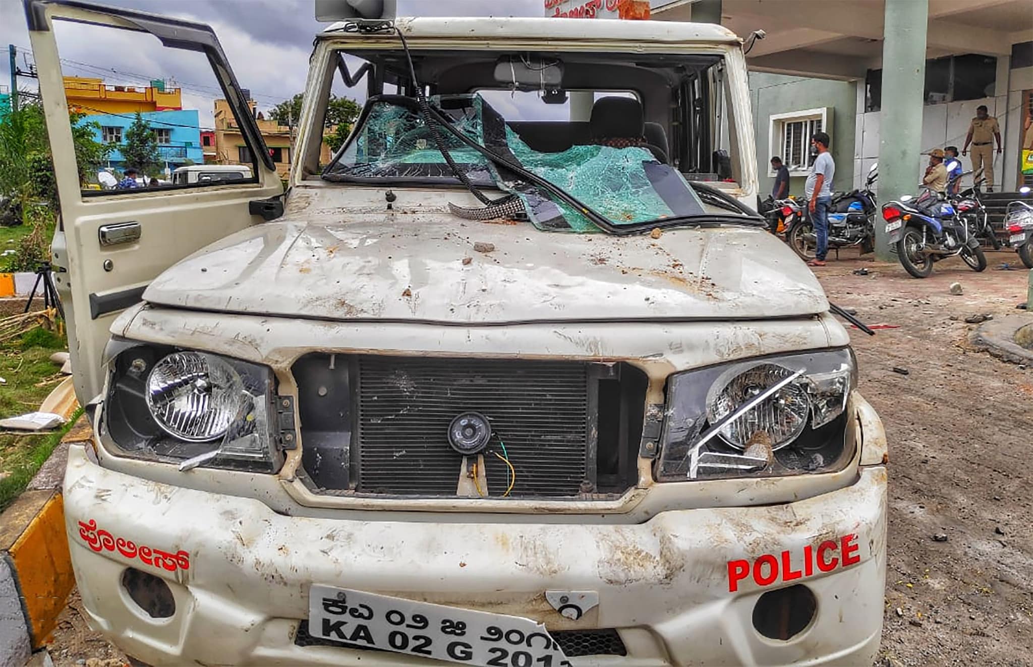 કૉંગ્રેસ ધારાસભ્યના કથિત સંબંધીની વિવાદિત પોસ્ટ બાદ હિંસા ભડકી : પ્રાપ્ત વિગત પ્રમાણે ઉત્તર બેંગલુરુના પુલકેશી નગર વિધાનસભા બેઠકના કૉંગ્રેસના ધારાસભ્ય (Congress MLA Srinivas Murthy) અખંડ શ્રીનિવાસ મૂર્તિના એક કથિત સંબંધીએ પૈગંબર મોહમ્મદ અંગે સોશિયલ મીડિયામાં એક વાંધાજનક પોસ્ટ મૂકી હતી, આ પોસ્ટની પ્રતિક્રિયાના ભાગરૂપે બેંગલુરુમાં હિંસા થઈ હતી. (તસવીર : રિયાઝ વીજે) કૉંગ્રેસ ધારાસભ્યના કથિત સંબંધીની વિવાદિત પોસ્ટ બાદ હિંસા ભડકી : પ્રાપ્ત વિગત પ્રમાણે ઉત્તર બેંગલુરુના પુલકેશી નગર વિધાનસભા બેઠકના કૉંગ્રેસના ધારાસભ્ય (Congress MLA Srinivas Murthy) અખંડ શ્રીનિવાસ મૂર્તિના એક કથિત સંબંધીએ પૈગંબર મોહમ્મદ અંગે સોશિયલ મીડિયામાં એક વાંધાજનક પોસ્ટ મૂકી હતી, આ પોસ્ટની પ્રતિક્રિયાના ભાગરૂપે બેંગલુરુમાં હિંસા થઈ હતી. (તસવીર : રિયાઝ વીજે)