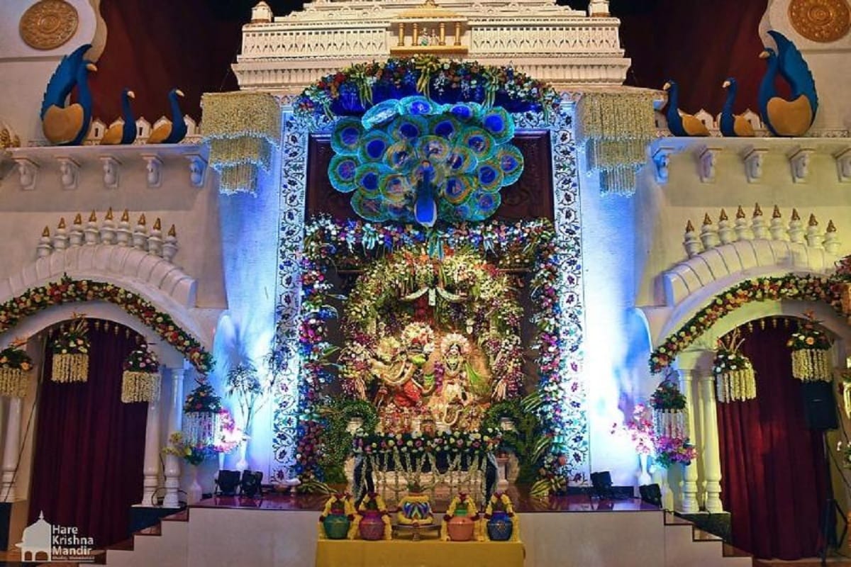 આ ઉપરાંત જન્માષ્ઠમીના તહેવાર પર કોવિડ - 19 મહામારીએ જાણે ગ્રહણ લગાડ્યું હોય તેમ લાગી રહ્યું છે. જમાલપુર જગન્નાથ મંદિરના મહંત દિલીપદાસજી મહારાજાએ જણાવ્યુ હતુ કે કોરોના વાયરસ સંક્રમણ ન વધે તે માટે સરકાર દ્વારા ધાર્મિક મેળાવડા અને જાહેર કાર્યક્રમ પર પ્રતિબંધ લગાવામા આવ્યો છે. આ ઉપરાંત જન્માષ્ઠમીના તહેવાર પર કોવિડ - 19 મહામારીએ જાણે ગ્રહણ લગાડ્યું હોય તેમ લાગી રહ્યું છે. જમાલપુર જગન્નાથ મંદિરના મહંત દિલીપદાસજી મહારાજાએ જણાવ્યુ હતુ કે કોરોના વાયરસ સંક્રમણ ન વધે તે માટે સરકાર દ્વારા ધાર્મિક મેળાવડા અને જાહેર કાર્યક્રમ પર પ્રતિબંધ લગાવામા આવ્યો છે.