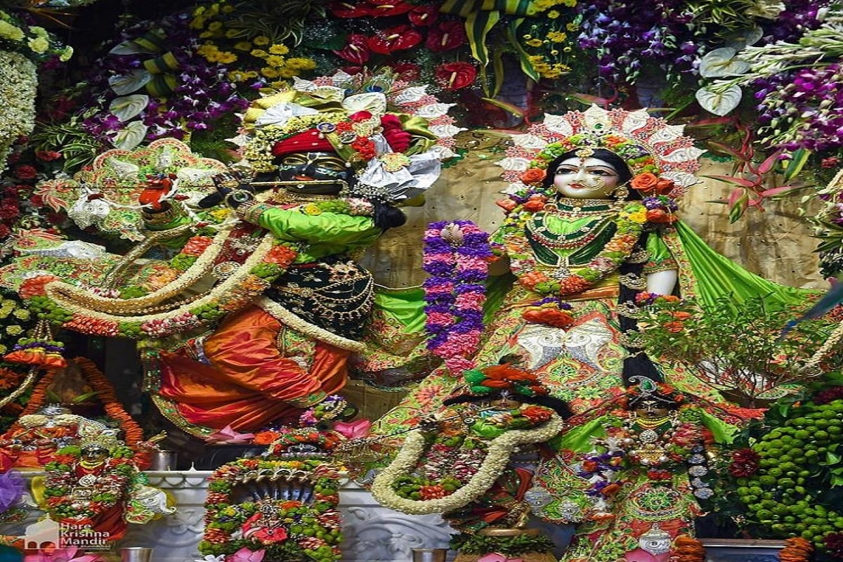 ત્યારે અમદાવાદ શહેરના જમાલપુર ભગવાન જગન્નાથ મંદિર આ વખતે જન્મ મહોત્સવ થશે. પરંતુ ભક્તોની ગેરહાજરીમાં. બુધવારે જન્માષ્ઠમી રાત્રે મંદિર પરિસર ભક્તો માટે બંધ કરાયું છે . ભક્તો સોશિયલ મીડિયાના માધ્યમથી દર્શન લાભ લેશે. ત્યારે અમદાવાદ શહેરના જમાલપુર ભગવાન જગન્નાથ મંદિર આ વખતે જન્મ મહોત્સવ થશે. પરંતુ ભક્તોની ગેરહાજરીમાં. બુધવારે જન્માષ્ઠમી રાત્રે મંદિર પરિસર ભક્તો માટે બંધ કરાયું છે . ભક્તો સોશિયલ મીડિયાના માધ્યમથી દર્શન લાભ લેશે.
