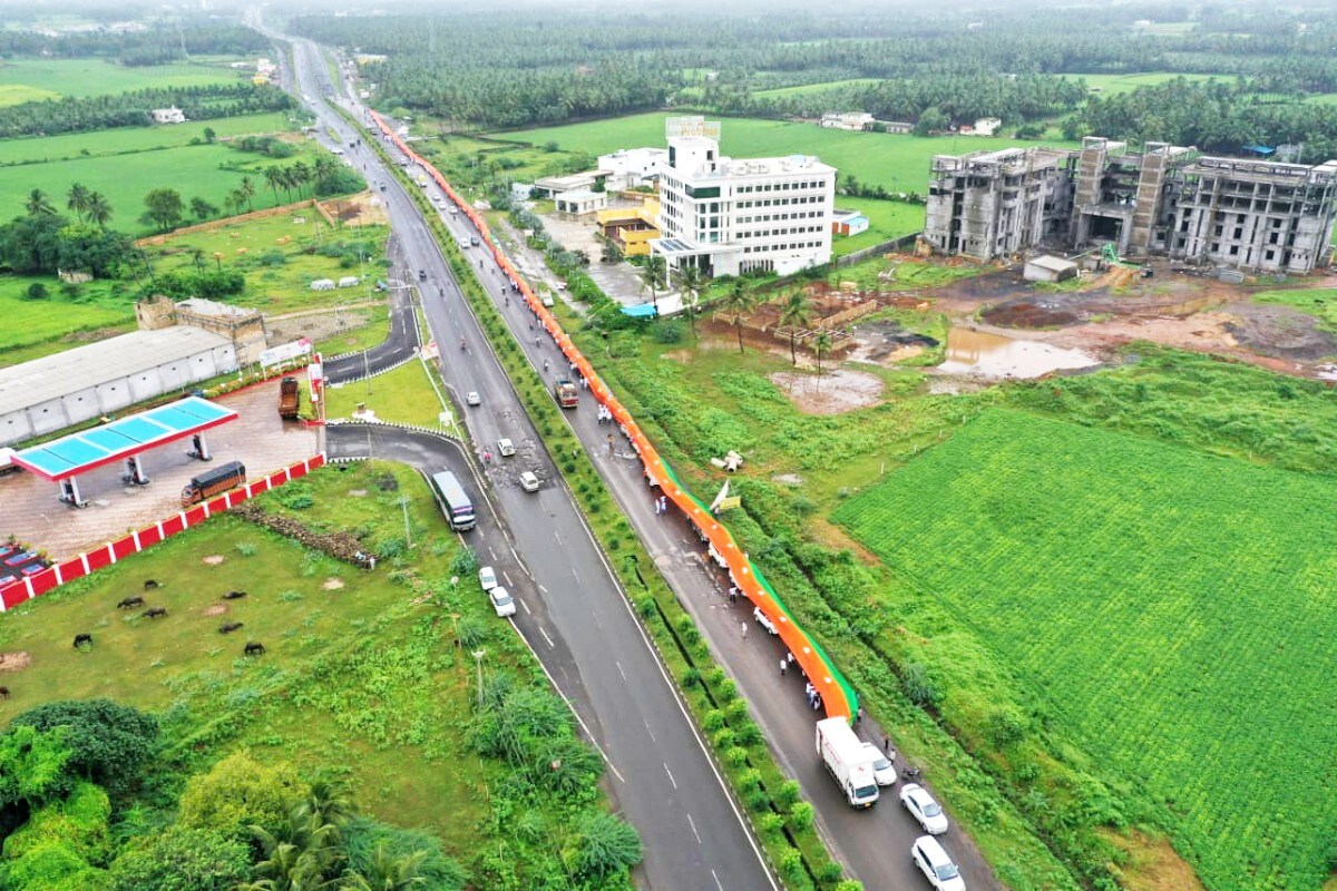 મયૂર માકડિયા, ગીરસોમનાથ : ગુજરાત પ્રદેશ ભાજપ (Gujarat BJP) અધ્યક્ષ તરીકે જવાબદારી સાંભળ્યા બાદ સી આર પાટીલએ (C R Patil) પ્રથમ વખત સૌરાષ્ટ્ (Saurastra) પ્રવાસે છે. દક્ષિણ ગુજરાતનો પ્રવાસ પૂર્ણ કર્યા બાદ હવે પ્રદેશ ભાજપ અધ્યક્ષ આજથી એટલે કે 19થી 22 ઓગસ્ટ દરમ્યાન સૌરરાષ્ટ્ પ્રવાસે છે. ત્યારે આજે, બુધવારે સવારે 8 કલાકે સિંહ સદન સાસણગીર ખાતેથી મોટી સંખ્યામાં કાર રેલી કાઢવામાં આવી હતી. સોમનાથ દર્શને આવી પહોંચેલા પાટીલા સ્વાગત માટે રેલીની ઉપર ભાજનો ભવ્ય લાંબો ધ્વજ ઢાંકવામાં આવ્યો હતો. મયૂર માકડિયા, ગીરસોમનાથ : ગુજરાત પ્રદેશ ભાજપ (Gujarat BJP) અધ્યક્ષ તરીકે જવાબદારી સાંભળ્યા બાદ સી આર પાટીલએ (C R Patil) પ્રથમ વખત સૌરાષ્ટ્ (Saurastra) પ્રવાસે છે. દક્ષિણ ગુજરાતનો પ્રવાસ પૂર્ણ કર્યા બાદ હવે પ્રદેશ ભાજપ અધ્યક્ષ આજથી એટલે કે 19થી 22 ઓગસ્ટ દરમ્યાન સૌરરાષ્ટ્ પ્રવાસે છે. ત્યારે આજે, બુધવારે સવારે 8 કલાકે સિંહ સદન સાસણગીર ખાતેથી મોટી સંખ્યામાં કાર રેલી કાઢવામાં આવી હતી. સોમનાથ દર્શને આવી પહોંચેલા પાટીલા સ્વાગત માટે રેલીની ઉપર ભાજનો ભવ્ય લાંબો ધ્વજ ઢાંકવામાં આવ્યો હતો.
