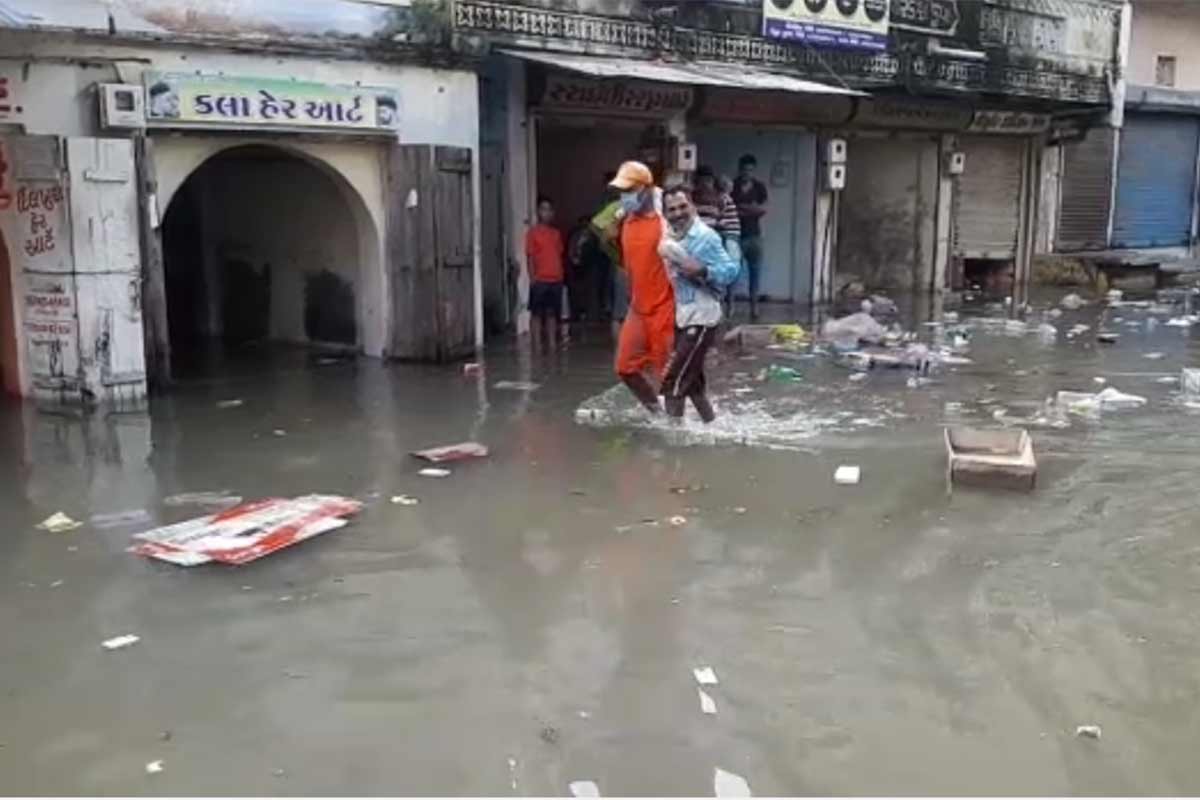 કાંઠાના ગામોમાં પૂરની સ્થિતિ : સરદાર સરોવરમાંથી પાણી છોડાતા કાંઠાના ગામોમાં પૂરની સ્થિતિનું નિર્માણ થયું છે. સતત વધી રહેલા જળ પ્રવાહથી ડભોઇ તાલુકાનાં તીર્થધામ ચાંણોદમાં પાણી પ્રવેશ્યા છે. જેના પગલે યાત્રાધામ ચાણોદમાં બહારના વાહનોને પ્રવેશવાની મનાઈ કરી દેવામાં આવી છે. નર્મદા નદીના પાણી વિવિધ ધાટોની સપાટી વટાવી બજાર અને નિચાણવાળા વિસ્તાર સુધી પહોંચ્યા છે. અગમચેતી રૂપે દુકાનદારોએ માલસામાન ખસેડી દુકાનો ખાલી કરી દીધી છે. હાલ નદીના પૂર ચાંદોદના મુખ્ય બજારમાં સ્વામિનારાયણ મંદિરના પગથીયા સુધી પહોંચી ગયા છે. કાંઠાના ગામોમાં પૂરની સ્થિતિ : સરદાર સરોવરમાંથી પાણી છોડાતા કાંઠાના ગામોમાં પૂરની સ્થિતિનું નિર્માણ થયું છે. સતત વધી રહેલા જળ પ્રવાહથી ડભોઇ તાલુકાનાં તીર્થધામ ચાંણોદમાં પાણી પ્રવેશ્યા છે. જેના પગલે યાત્રાધામ ચાણોદમાં બહારના વાહનોને પ્રવેશવાની મનાઈ કરી દેવામાં આવી છે. નર્મદા નદીના પાણી વિવિધ ધાટોની સપાટી વટાવી બજાર અને નિચાણવાળા વિસ્તાર સુધી પહોંચ્યા છે. અગમચેતી રૂપે દુકાનદારોએ માલસામાન ખસેડી દુકાનો ખાલી કરી દીધી છે. હાલ નદીના પૂર ચાંદોદના મુખ્ય બજારમાં સ્વામિનારાયણ મંદિરના પગથીયા સુધી પહોંચી ગયા છે.