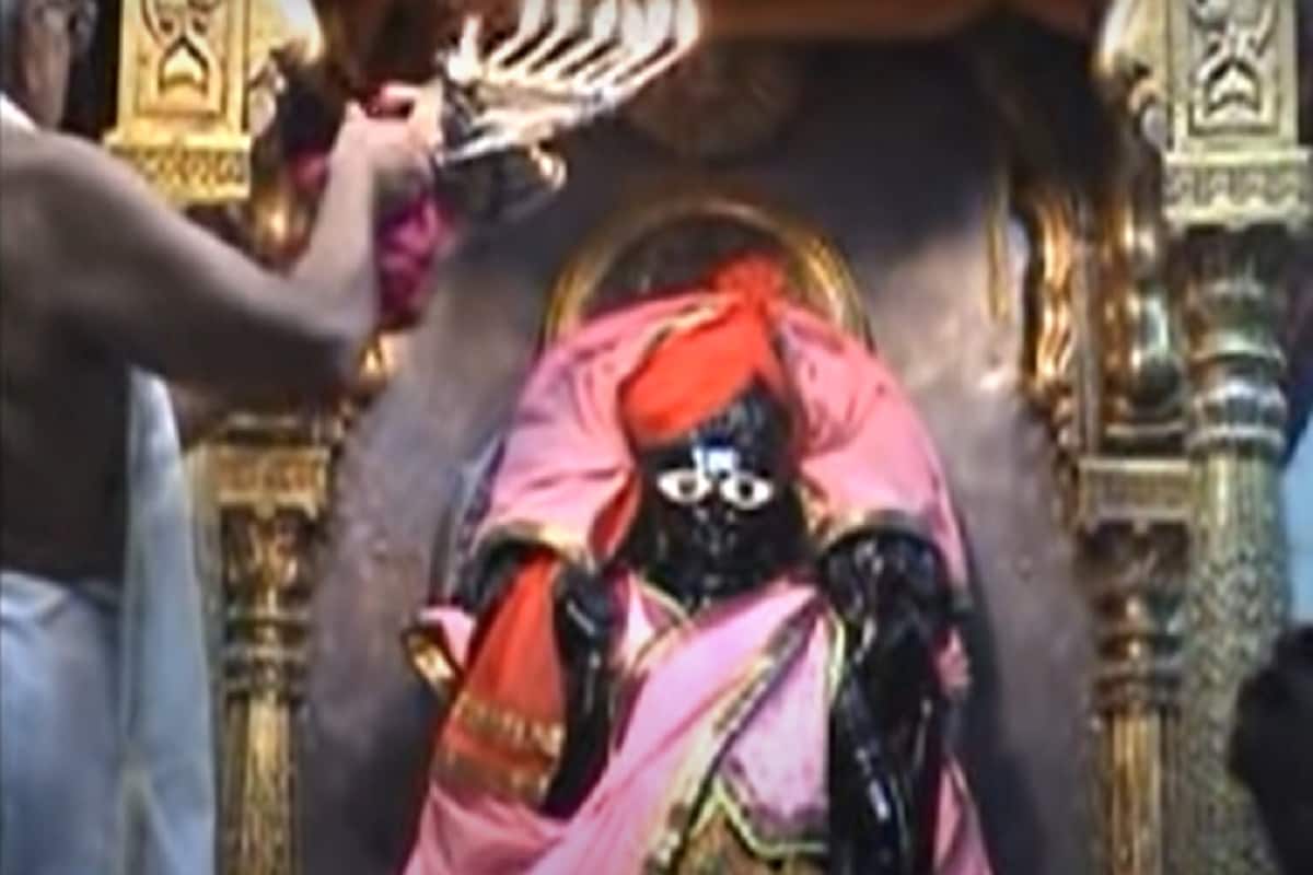 રાધાકૃષ્ણ મંદિર વૃદાંવનમાં મોટી સંખ્યામાં શ્રદ્ધાળુઓ આવ્યા. શ્રદ્ધાળુઓ વચ્ચે ડિસ્ટન્સ બનાવી રાખી લગભગ 1 કલાક સુધી ચરણામૃત વિતરણ કરવામાં આવ્યું. રાધાકૃષ્ણ મંદિર વૃદાંવનમાં મોટી સંખ્યામાં શ્રદ્ધાળુઓ આવ્યા. શ્રદ્ધાળુઓ વચ્ચે ડિસ્ટન્સ બનાવી રાખી લગભગ 1 કલાક સુધી ચરણામૃત વિતરણ કરવામાં આવ્યું.