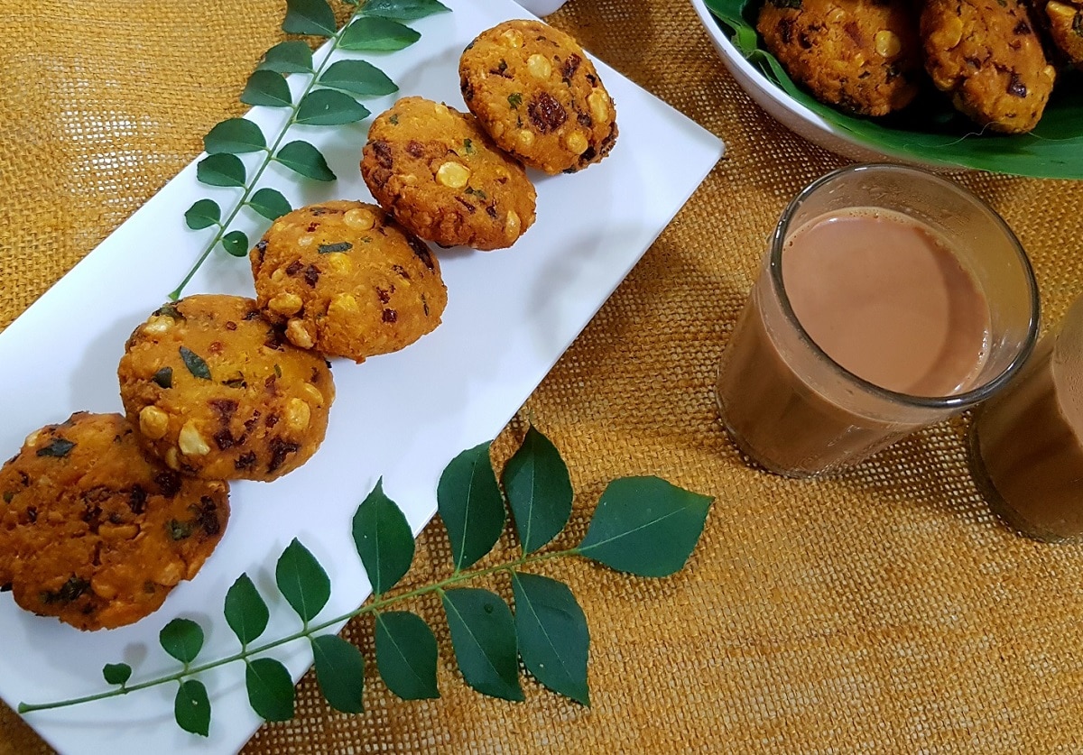 રીત - સૌપ્રથમ ચણા, મગ અને અડદની દાળ તેમજ ચોખાને એક વાસણમાં મિક્સ કરીને પાણીથી બરોબર ધોઈ નાંખો. પછી તેને 6થી 7 કલાક પલાળી દો. ત્યારબાદ મિક્સરમાં પીસી લો અને પીસતી વખતે એમાં લીલા મરચાં, લસણ અને આદુ નાંખી દો. વધારે તીખું ખાવુ હોય તો વધારે મરચાં નાંખી શકો છો. વાટતી વખતે પાણી જરૂર પડે તો એડ કરવું અને દાળ થોડી અચકચરી રાખવી જેથી ખાવામાં થોડુ ક્રંચી લાગે છે. રીત - સૌપ્રથમ ચણા, મગ અને અડદની દાળ તેમજ ચોખાને એક વાસણમાં મિક્સ કરીને પાણીથી બરોબર ધોઈ નાંખો. પછી તેને 6થી 7 કલાક પલાળી દો. ત્યારબાદ મિક્સરમાં પીસી લો અને પીસતી વખતે એમાં લીલા મરચાં, લસણ અને આદુ નાંખી દો. વધારે તીખું ખાવુ હોય તો વધારે મરચાં નાંખી શકો છો. વાટતી વખતે પાણી જરૂર પડે તો એડ કરવું અને દાળ થોડી અચકચરી રાખવી જેથી ખાવામાં થોડુ ક્રંચી લાગે છે.