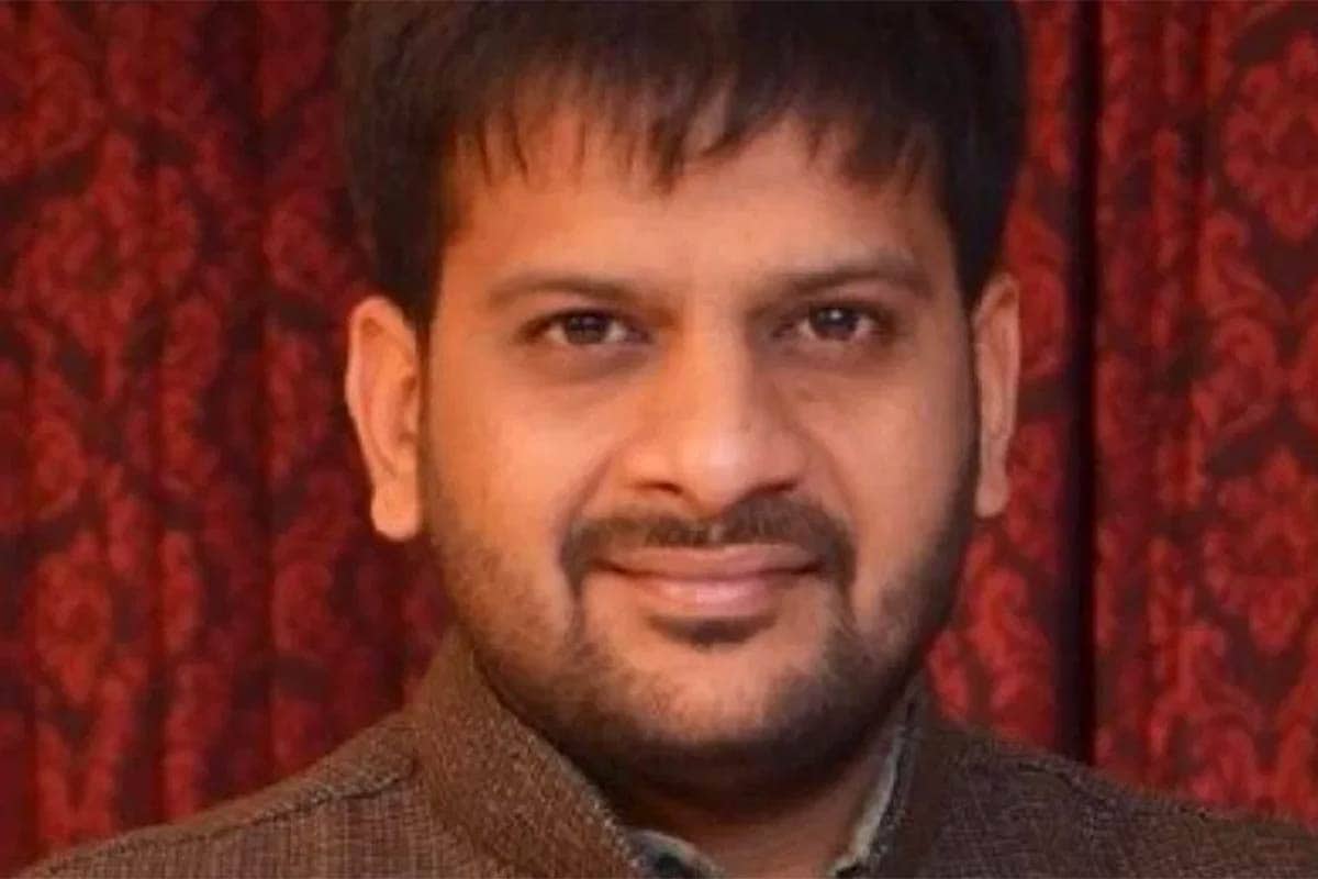 હાર્દિક પટેલે (Hardik Patel) આંદોલન ચાલુ કર્યું હતું તે સમયે પ્રદેશ ભાજપે યુવા પાટીદાર ચહેરા તરીકે ઋત્વીઝ પટેલ (Rutvij Patel)ને મેદાને ઉતાર્યા હતા. તેઓ પ્રમુખ બન્યા બાદ કોઈ નક્કર કામગીરી યુવા મોરચાની રહી નથી. રાજ્યમાં બાઈક રેલી કરવી કે ત્રિરંગા રેલી યોજવા સિવાય તેમના નામે કોઈ નક્કર કામગીરી ચોપડા પર ચઢી નથી. આ સિવાય પણ ઘણા એવા નેતા છે જેઓ હાર્દિક પટેલને કૉંગ્રેસે કાર્યકારી અધ્યક્ષ બનાવતા હવે સામાજિક રીતે પોતાની ખુરશી સુરક્ષિત હોવાનું માની રહ્યા હતા. (ઋત્વીજ પટેલ- ફાઇલ તસવીર) હાર્દિક પટેલે (Hardik Patel) આંદોલન ચાલુ કર્યું હતું તે સમયે પ્રદેશ ભાજપે યુવા પાટીદાર ચહેરા તરીકે ઋત્વીઝ પટેલ (Rutvij Patel)ને મેદાને ઉતાર્યા હતા. તેઓ પ્રમુખ બન્યા બાદ કોઈ નક્કર કામગીરી યુવા મોરચાની રહી નથી. રાજ્યમાં બાઈક રેલી કરવી કે ત્રિરંગા રેલી યોજવા સિવાય તેમના નામે કોઈ નક્કર કામગીરી ચોપડા પર ચઢી નથી. આ સિવાય પણ ઘણા એવા નેતા છે જેઓ હાર્દિક પટેલને કૉંગ્રેસે કાર્યકારી અધ્યક્ષ બનાવતા હવે સામાજિક રીતે પોતાની ખુરશી સુરક્ષિત હોવાનું માની રહ્યા હતા. (ઋત્વીજ પટેલ- ફાઇલ તસવીર)