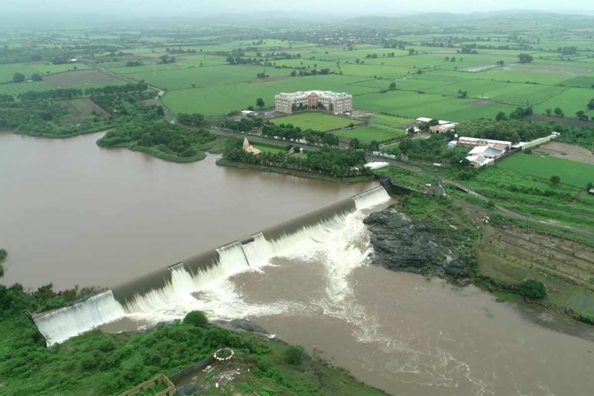  જૂનાગઢ : જૂનાગઢ જિલ્લા (Junagadh District)માં આ વર્ષે મેઘરાજાએ વિશેષ હેત વરસાવ્યું છે. ગીર પંથકમાં સતત પડી રહેલા વરસાદને કારણે દ્રોણેશ્વર ડેમ સિઝનમાં ચોથી વખત ઓવરફ્લો થયો છે. દ્રોણેશ્વર ડેમ (Droneshwar Dam at Machhundri River-Una) મચ્છુન્દ્રી નદી પર આવેલો છે. આ ડેમની પાસે જ એસજીવીપી ગુરુકુળ (SGVP Shree Swaminarayan Gurukul- Droneshwar) પણ આવેલું છે. ડોમ ઓવરફ્લો થઈ રહ્યો હોય તેના સુંદર દ્રશ્યો કેમેરામાં કેદ થયા છે. બીજી તરફ જૂનાગઢ જિલ્લામાં રવિવારે સતત વરસાદ બાદ સોમવારે પણ વરસાદી માહોલ યથાવત રહ્યો છે.