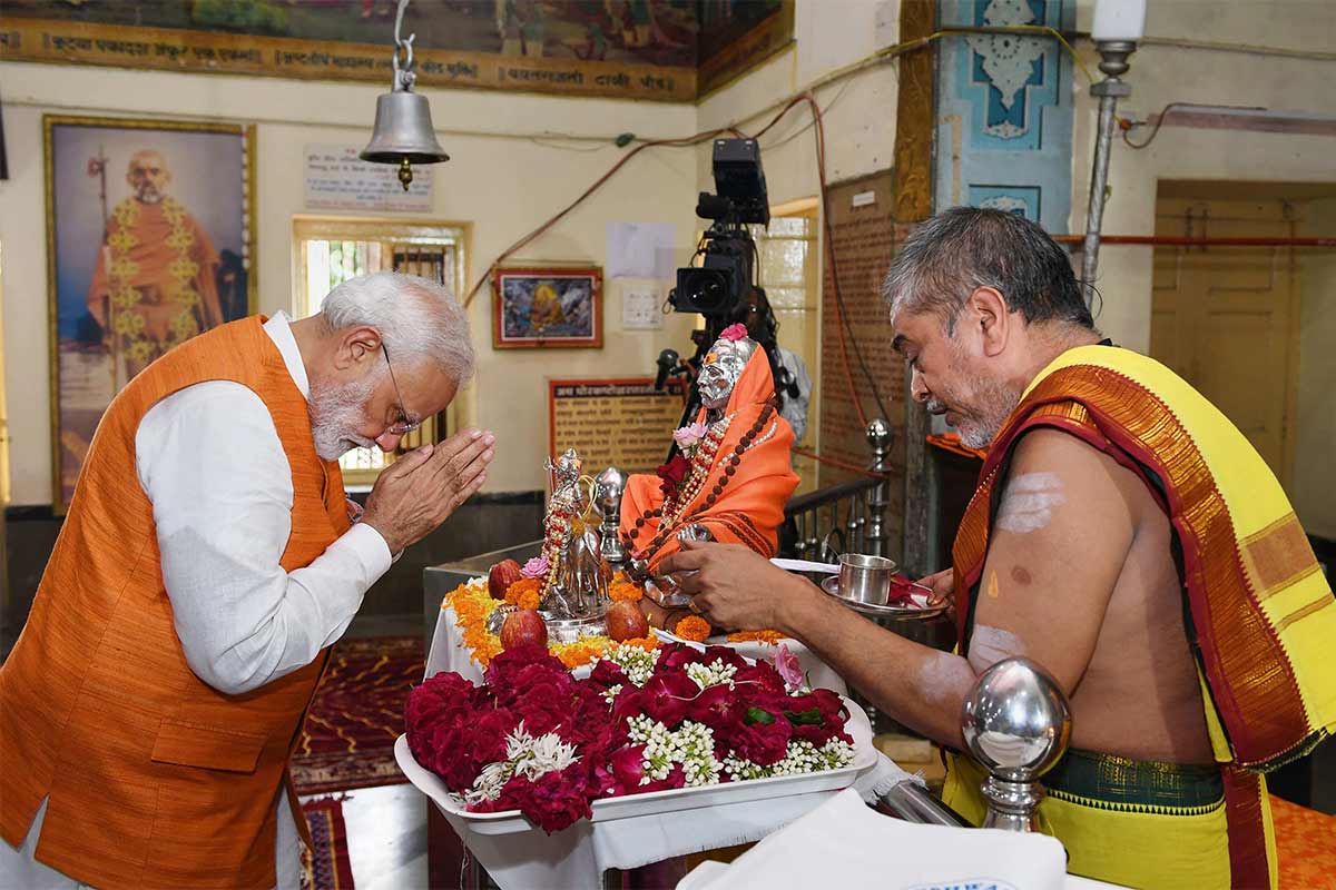 2019માં પીએમ મોદી દત્ત મંદિર આવ્યા હતા : ગરુડેશ્વર ખાતે આવેલું દત્ત મંદિર અનેક લોકોની આસ્થાનું કેન્દ્ર છે. અહીં દેશભરમાંથી અને ખાસ કરીને મહારાષ્ટ્રમાંથી લોકો દર્શન માટે આવે છે. 2019ના વર્ષમાં નર્મદાના વધામણા માટે પીએમ મોદી કેવડિયા આવ્યા હતા. આ દરમિયાન તેમણે ગુજરાતના 105 વર્ષ જૂના દત્ત મંદિરમાં દર્શન કર્યા હતા. તેમણે અહીં આવેલા સમાધિસ્થળની પણ મુલાકાત લીધી હતી. 2019માં પીએમ મોદી દત્ત મંદિર આવ્યા હતા : ગરુડેશ્વર ખાતે આવેલું દત્ત મંદિર અનેક લોકોની આસ્થાનું કેન્દ્ર છે. અહીં દેશભરમાંથી અને ખાસ કરીને મહારાષ્ટ્રમાંથી લોકો દર્શન માટે આવે છે. 2019ના વર્ષમાં નર્મદાના વધામણા માટે પીએમ મોદી કેવડિયા આવ્યા હતા. આ દરમિયાન તેમણે ગુજરાતના 105 વર્ષ જૂના દત્ત મંદિરમાં દર્શન કર્યા હતા. તેમણે અહીં આવેલા સમાધિસ્થળની પણ મુલાકાત લીધી હતી.