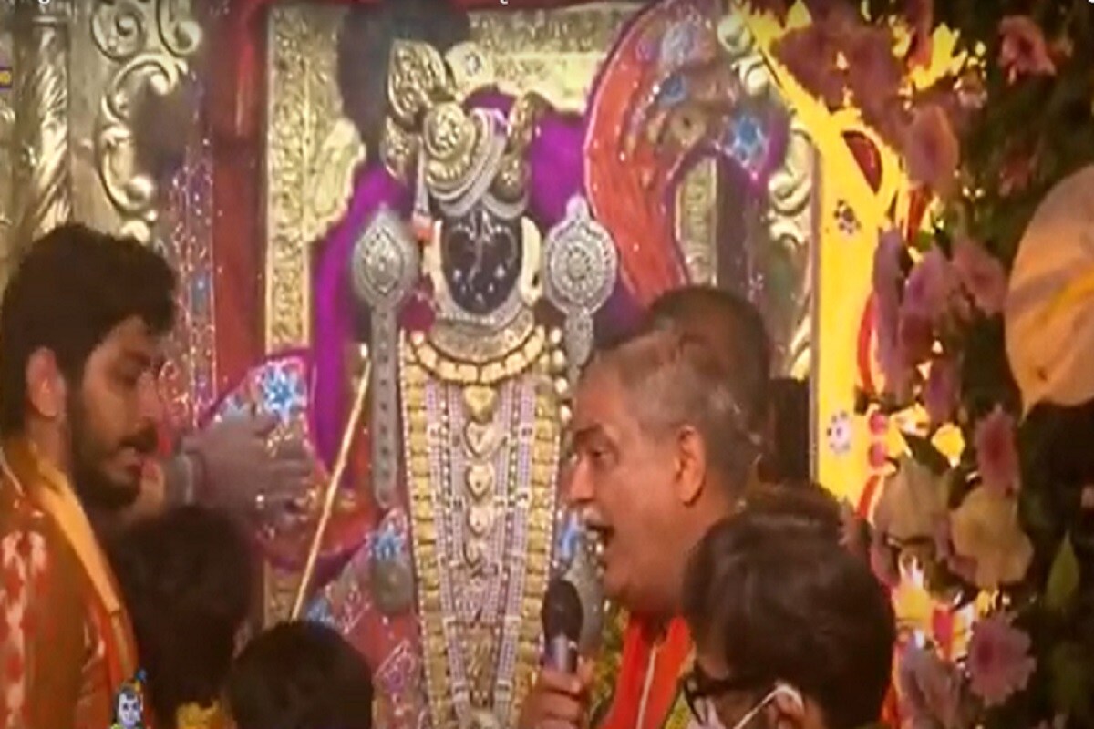 મથુરા, દ્વારકા, શામળાજી, શ્રીનાથજી, વૃંદાવન, ડાકોર સહિતના તમામ મંદિરોના દર્શન લોકોએ પોતાના ઘરે બેસી લાઈવ કર્યા હતા. મથુરા, દ્વારકા, શામળાજી, શ્રીનાથજી, વૃંદાવન, ડાકોર સહિતના તમામ મંદિરોના દર્શન લોકોએ પોતાના ઘરે બેસી લાઈવ કર્યા હતા.