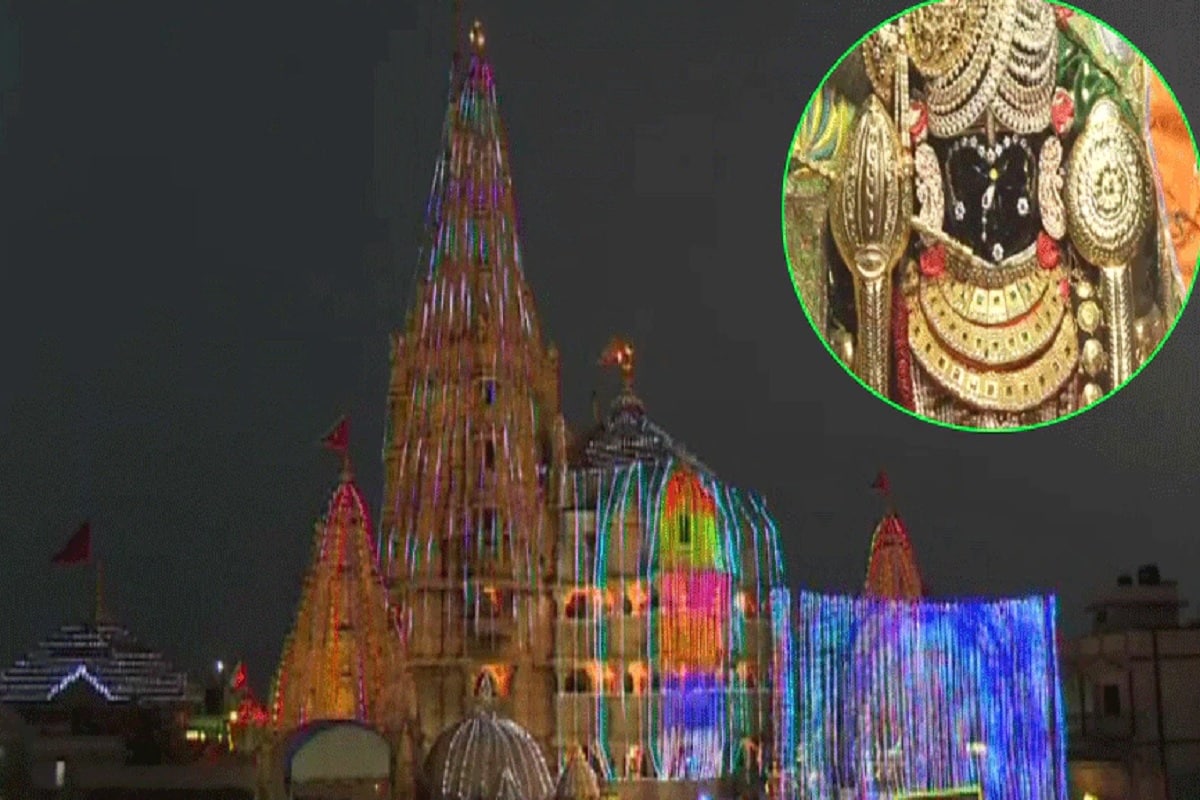 અમદાવાદ : એક બાજુ Coronaની મહામારી તો બીજી બાજુ ભક્તોની આસ્થા. જોકે, આ બંને વચ્ચે સંતુલન સધાઈ રહે અને મહામારી ફેલાય નહીં તે માટે આજથી જગત મંદિર દ્વારકાના કમાડ ભક્તો માટે બંધ કરવામાં આવ્યા છે. ઇતિહાસમાં પહેલીવાર સાતમ-આઠમ-નોમ ભક્તો માટે દ્વારકાના દર્શન બંધ રહેશે. અમદાવાદ : એક બાજુ Coronaની મહામારી તો બીજી બાજુ ભક્તોની આસ્થા. જોકે, આ બંને વચ્ચે સંતુલન સધાઈ રહે અને મહામારી ફેલાય નહીં તે માટે આજથી જગત મંદિર દ્વારકાના કમાડ ભક્તો માટે બંધ કરવામાં આવ્યા છે. ઇતિહાસમાં પહેલીવાર સાતમ-આઠમ-નોમ ભક્તો માટે દ્વારકાના દર્શન બંધ રહેશે.