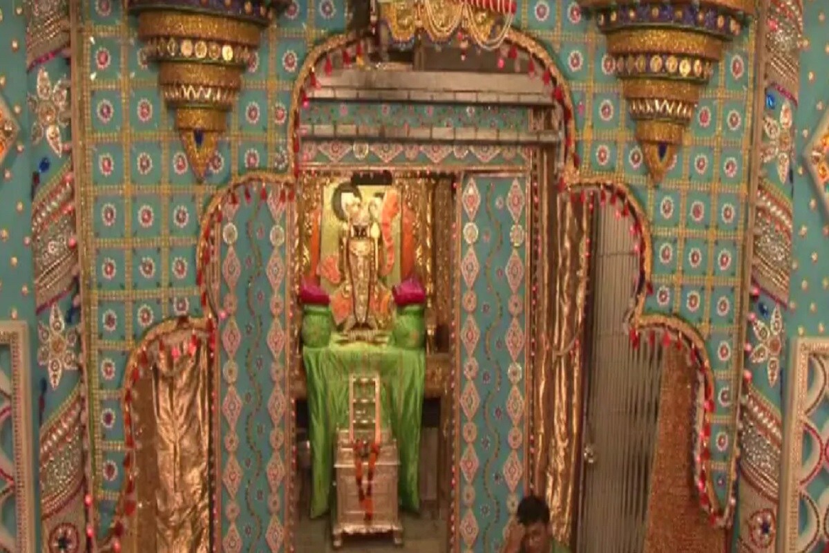 માત્ર પુજારી પરીવાર દ્વારા ભગવાન દ્વારકાધીશના જન્માષ્ટમી ઉત્સવને ઉજવવામાં આવશે. કોરોના સંક્રમણને ધ્યાનમાં રાખી દેવભૂમિ જીલ્લા કલેક્ટર દ્વારા તા.10 થી 13 સુધી દ્વારકાધીસ મંદીર બંધનુ જાહેરનામું. પૂજા આરતી ઉત્સવના લોકો ઘરે બેઠા સોશિયલ સાઈટ દ્વારા લાઈવ દર્શન કરી શકશે. માત્ર પુજારી પરીવાર દ્વારા ભગવાન દ્વારકાધીશના જન્માષ્ટમી ઉત્સવને ઉજવવામાં આવશે. કોરોના સંક્રમણને ધ્યાનમાં રાખી દેવભૂમિ જીલ્લા કલેક્ટર દ્વારા તા.10 થી 13 સુધી દ્વારકાધીસ મંદીર બંધનુ જાહેરનામું. પૂજા આરતી ઉત્સવના લોકો ઘરે બેઠા સોશિયલ સાઈટ દ્વારા લાઈવ દર્શન કરી શકશે.