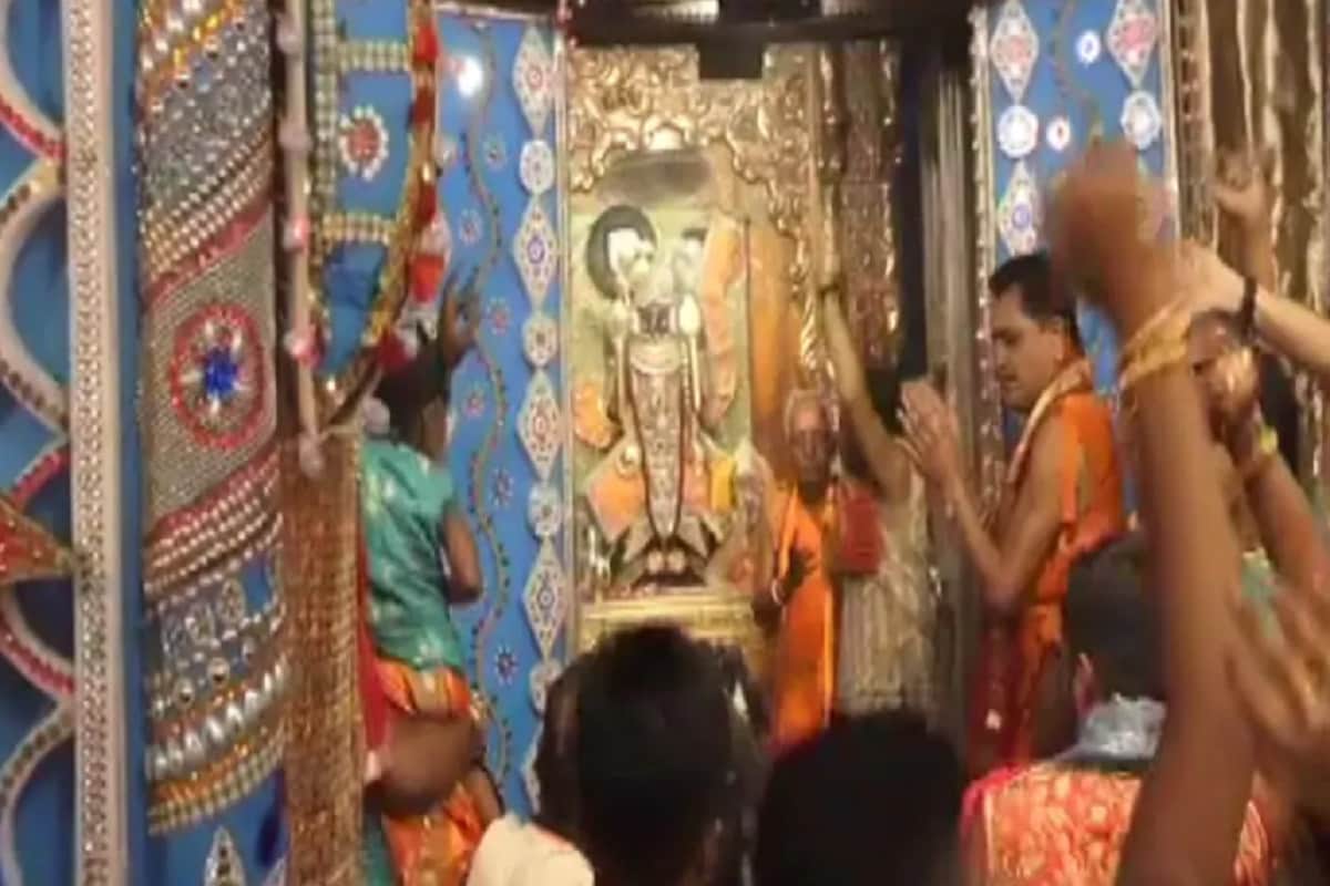 ગત વર્ષે જ્યારે કોરોનાનું સંક્રમણ નહોતું, ત્યારે આવી રીતે ભવ્ય ઉજવણી થઈ હતી. આ વર્ષે પૂજા-પાઠ અને વિધિ થશે પરંતુ ભક્તો મંદિરમાં દર્શનાર્થે નહીં જઈ શકે. ગત વર્ષે જ્યારે કોરોનાનું સંક્રમણ નહોતું, ત્યારે આવી રીતે ભવ્ય ઉજવણી થઈ હતી. આ વર્ષે પૂજા-પાઠ અને વિધિ થશે પરંતુ ભક્તો મંદિરમાં દર્શનાર્થે નહીં જઈ શકે.
