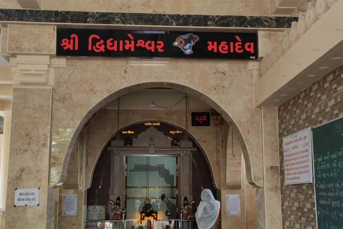 ભુજ : ભુજ મામલતદાર (Bhuj Mamlatdar)ઑફિસ તરફથી કોરોના ફેલાવા મામલે હાસ્યાસ્પદ તર્ક આપવામાં આવ્યો છે. ઓફિસ તરફથી મંદિરમાં લાઉડ સ્પીકરના ઉપયોગ મામલે એવો જવાબ આપવામાં આવ્યો હતો કે તેનાથી સંક્રમણ ફેલાતું હોવાથી મંજૂરી આપી શકાય નહીં. આ મામલે ન્યૂઝ18 ગુજરાતીમાં અહેવાલ પ્રગટ થયા બાદ મામલતદાર ઓફિસને પોતાની ભૂલનું ભાન થયું હતું. જે બાદમાં કચેરી તરફથી આ પત્ર શરતચૂકથી મોકલી આપવામાં આવ્યો હોવાનું જણાવ્યું હતું. આ સાથે જ મંદિર (Temple)ને લાઉડ સ્પીકર (loud Speaker)ના ઉપયોગની પણ મંજૂરી આપી દેવામાં આવી છે. ભુજ : ભુજ મામલતદાર (Bhuj Mamlatdar)ઑફિસ તરફથી કોરોના ફેલાવા મામલે હાસ્યાસ્પદ તર્ક આપવામાં આવ્યો છે. ઓફિસ તરફથી મંદિરમાં લાઉડ સ્પીકરના ઉપયોગ મામલે એવો જવાબ આપવામાં આવ્યો હતો કે તેનાથી સંક્રમણ ફેલાતું હોવાથી મંજૂરી આપી શકાય નહીં. આ મામલે ન્યૂઝ18 ગુજરાતીમાં અહેવાલ પ્રગટ થયા બાદ મામલતદાર ઓફિસને પોતાની ભૂલનું ભાન થયું હતું. જે બાદમાં કચેરી તરફથી આ પત્ર શરતચૂકથી મોકલી આપવામાં આવ્યો હોવાનું જણાવ્યું હતું. આ સાથે જ મંદિર (Temple)ને લાઉડ સ્પીકર (loud Speaker)ના ઉપયોગની પણ મંજૂરી આપી દેવામાં આવી છે.