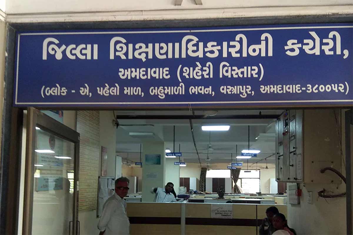 કોરોના કાળમાં સૌથી વધુ વિવાદનો મુદ્દો રહ્યો હોય તો તે ખાનગી શાળાઓમાં અભ્યાસ કરતા બાળકોના ફીનો વિવાદ છે. કારણ કે લૉકડાઉનથી અત્યાર સુધી એટલે કે પાંચ મહિનાના સમય દરમિયાન અનેક એવા વાલીઓ છે જે આર્થિક ભીંસમાં મૂકાયા છે. જેને લઈ અગાઉ ખાનગી સ્કૂલ સંચાલકો ફી ભરવા દબાણ કરતા વિરોધ પણ જોવા મળ્યો હતો. ત્યારે થોડા દિવસ પૂર્વે રાજ્યના શિક્ષણ મંત્રી, શિક્ષણ વિભાગના અધિકારીઓ અને ખાનગી શાળાના સંચાલકો વચ્ચે બેઠક યોજાઇ હતી. જેમાં શાળામાં અભ્યાસ કરતા બાળકોના વાલીઓને ફીમાં 25 ટકા રાહત આપવા સરકાર તરફથી સ્કૂલ સંચાલકોને સૂચન કરાયું હતું. (ફાઇલ તસવીર) કોરોના કાળમાં સૌથી વધુ વિવાદનો મુદ્દો રહ્યો હોય તો તે ખાનગી શાળાઓમાં અભ્યાસ કરતા બાળકોના ફીનો વિવાદ છે. કારણ કે લૉકડાઉનથી અત્યાર સુધી એટલે કે પાંચ મહિનાના સમય દરમિયાન અનેક એવા વાલીઓ છે જે આર્થિક ભીંસમાં મૂકાયા છે. જેને લઈ અગાઉ ખાનગી સ્કૂલ સંચાલકો ફી ભરવા દબાણ કરતા વિરોધ પણ જોવા મળ્યો હતો. ત્યારે થોડા દિવસ પૂર્વે રાજ્યના શિક્ષણ મંત્રી, શિક્ષણ વિભાગના અધિકારીઓ અને ખાનગી શાળાના સંચાલકો વચ્ચે બેઠક યોજાઇ હતી. જેમાં શાળામાં અભ્યાસ કરતા બાળકોના વાલીઓને ફીમાં 25 ટકા રાહત આપવા સરકાર તરફથી સ્કૂલ સંચાલકોને સૂચન કરાયું હતું. (ફાઇલ તસવીર)