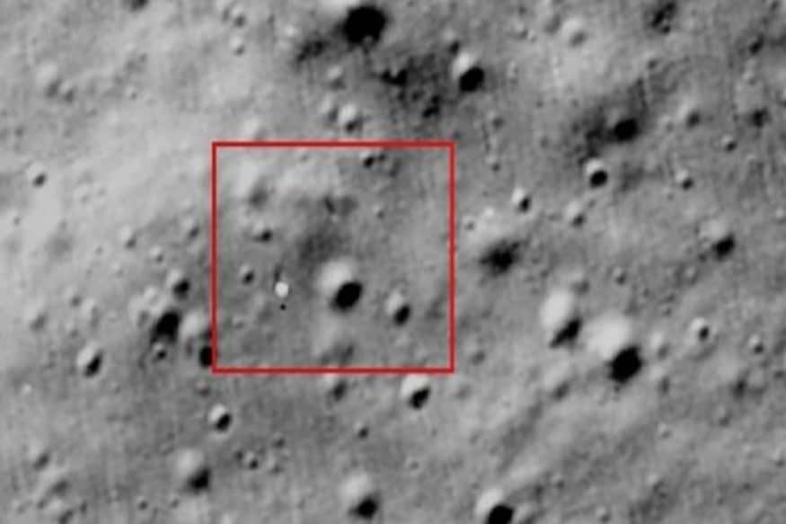 દિલ્હી : ભારતીય અંતરિક્ષ અનુસંધઆન સંગઠન (ISRO) દ્વારા 22 જુલાઇ 2019ના રોજ ચંદ્રમા પર મોકલવામાં આવેલુ ચંદ્રયાન 2 (Chandrayaan 2) અંગે ચેન્નાઇના યુવકે મોટો દાવો કર્યો છે. તેનું કહેવુ છે કે, ચંદ્રયાન 2 અંતર્ગત ચંદ્રમા પર મોકલેલા પ્રજ્ઞાન રોવર (Pragyan Rover) એકદમ બરાબર છે. તેનો એ પણ દાવો છે કે, આ રોવરે ચંદ્રમાની સપાટી પર સોફ્ટ લેન્ડિંગ બાદ ત્યાં થોડુ હલનચલન પણ કર્યું છે. શનમુગા સુબ્રમણ્યમ નામના આ યુવકનું કહેવુ છે કે, અમેરિકી અંતરિક્ષ નાસાએ જાહેર કરેલી તસવીરોના વિશલેષણથી તે આ પરિણામ પર પહોંચ્યો છે. સુબ્રમણ્યમ ટેક્નિકલ રીતે સારો છે. આ અંગે ઇસરોના ચેરમેન કે.સિવને (K Sivan) પણ પ્રતિક્રિયા આપી છે. તેમણે કહ્યું કે, અમને સુબ્રમણ્યમ પાસેથી જાણકારી મળી છે. અમારા વિશેષજ્ઞ આ મામલા પર વિશ્લેષણ કરી રહ્યા છે. દિલ્હી : ભારતીય અંતરિક્ષ અનુસંધઆન સંગઠન (ISRO) દ્વારા 22 જુલાઇ 2019ના રોજ ચંદ્રમા પર મોકલવામાં આવેલુ ચંદ્રયાન 2 (Chandrayaan 2) અંગે ચેન્નાઇના યુવકે મોટો દાવો કર્યો છે. તેનું કહેવુ છે કે, ચંદ્રયાન 2 અંતર્ગત ચંદ્રમા પર મોકલેલા પ્રજ્ઞાન રોવર (Pragyan Rover) એકદમ બરાબર છે. તેનો એ પણ દાવો છે કે, આ રોવરે ચંદ્રમાની સપાટી પર સોફ્ટ લેન્ડિંગ બાદ ત્યાં થોડુ હલનચલન પણ કર્યું છે. શનમુગા સુબ્રમણ્યમ નામના આ યુવકનું કહેવુ છે કે, અમેરિકી અંતરિક્ષ નાસાએ જાહેર કરેલી તસવીરોના વિશલેષણથી તે આ પરિણામ પર પહોંચ્યો છે. સુબ્રમણ્યમ ટેક્નિકલ રીતે સારો છે. આ અંગે ઇસરોના ચેરમેન કે.સિવને (K Sivan) પણ પ્રતિક્રિયા આપી છે. તેમણે કહ્યું કે, અમને સુબ્રમણ્યમ પાસેથી જાણકારી મળી છે. અમારા વિશેષજ્ઞ આ મામલા પર વિશ્લેષણ કરી રહ્યા છે.