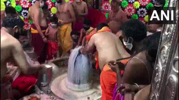 ત્યારે ઉજ્જૈનમાં મહાકાલેશ્વર મંદિર ખાતે શ્રાવણ માસના બીજા સોમવાર નિમિત્તે પૂજારીઓ દ્વારા ખાસ પૂજા વિધિ કરવામાં આવી હતી. ત્યારે ઉજ્જૈનમાં મહાકાલેશ્વર મંદિર ખાતે શ્રાવણ માસના બીજા સોમવાર નિમિત્તે પૂજારીઓ દ્વારા ખાસ પૂજા વિધિ કરવામાં આવી હતી.