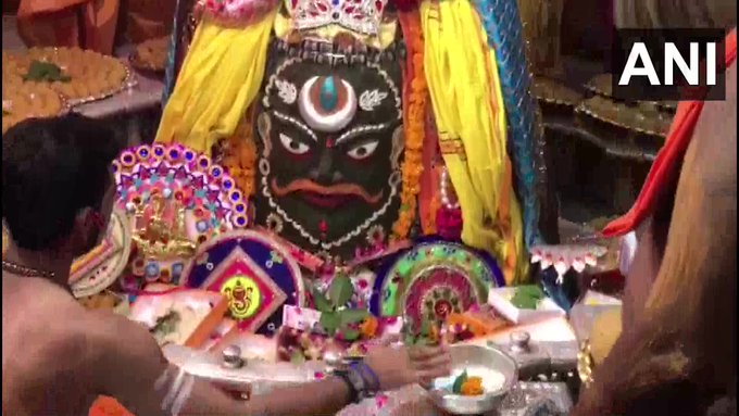 આ તસવીરો મધ્યપ્રદેશના પ્રખ્યાત મહાકાલેશ્વર મંદિરની છે. ઉજ્જૈનમાં આવેલું મહાકાલનું આ મંદિર 12 જ્યોતિલિંગમાં એક મનાય છે. અને ધાર્મિક રીતે પણ તેનું અનોખું મહત્વ છે. આ તસવીરો મધ્યપ્રદેશના પ્રખ્યાત મહાકાલેશ્વર મંદિરની છે. ઉજ્જૈનમાં આવેલું મહાકાલનું આ મંદિર 12 જ્યોતિલિંગમાં એક મનાય છે. અને ધાર્મિક રીતે પણ તેનું અનોખું મહત્વ છે.