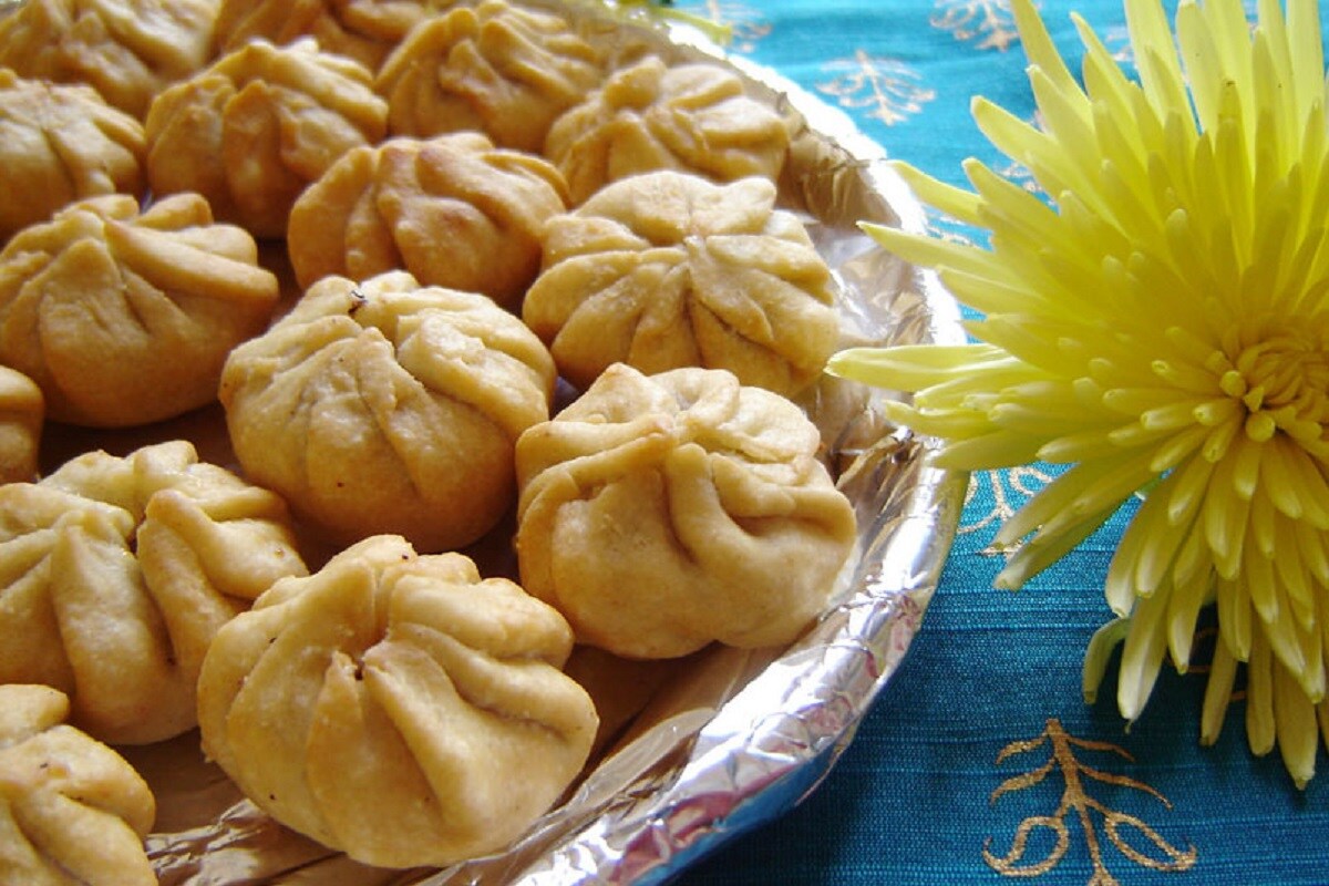 સૂકા નાળિયેરના તળેલા મોદક માટેની સામગ્રી : બે વાટકા સૂકા કોપરાનું છીણ, એક વાટકી વાટેલી સાકર, બે ચમચા ખસખસ, સાત-આઠ એલચી, બે ચમચી સૂકી દ્રાક્ષ, કાજુના ટુકડા, રવો તથા મેંદો. સૂકા નાળિયેરના તળેલા મોદક માટેની સામગ્રી : બે વાટકા સૂકા કોપરાનું છીણ, એક વાટકી વાટેલી સાકર, બે ચમચા ખસખસ, સાત-આઠ એલચી, બે ચમચી સૂકી દ્રાક્ષ, કાજુના ટુકડા, રવો તથા મેંદો.