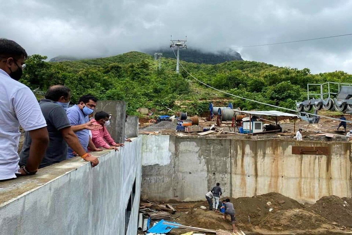 જૂનાગઢ : રાજ્યના સૌથી ઊંચા પર્વત ગિરનારને (Girnar rope way) રોપ-વેથી જોડવાનો વડાપ્રધાન મોદીનો (PM Modis Dream project) ડ્રીમ પ્રોજેકટ હવે પૂર્ણતાના આરે છે. તત્કાલિન મુખ્યમંત્રી નરેન્દ્ર મોદીએ જોયેલું સ્વપ્ન વડાપ્રધાન મોદીના શાસનમાં સાકાર થવા જઈ રહ્યું હોવાથી તેઓ આ પ્રોજેક્ટની શરૂઆત કરાવે તેવી શક્યતા છે. હાલમાં ગીરનારરોપ-વેની (pictures of girnar rope way) કામગીરી અંતિમ તબક્કામાં છે. જૂનાગઢ : રાજ્યના સૌથી ઊંચા પર્વત ગિરનારને (Girnar rope way) રોપ-વેથી જોડવાનો વડાપ્રધાન મોદીનો (PM Modis Dream project) ડ્રીમ પ્રોજેકટ હવે પૂર્ણતાના આરે છે. તત્કાલિન મુખ્યમંત્રી નરેન્દ્ર મોદીએ જોયેલું સ્વપ્ન વડાપ્રધાન મોદીના શાસનમાં સાકાર થવા જઈ રહ્યું હોવાથી તેઓ આ પ્રોજેક્ટની શરૂઆત કરાવે તેવી શક્યતા છે. હાલમાં ગીરનારરોપ-વેની (pictures of girnar rope way) કામગીરી અંતિમ તબક્કામાં છે.