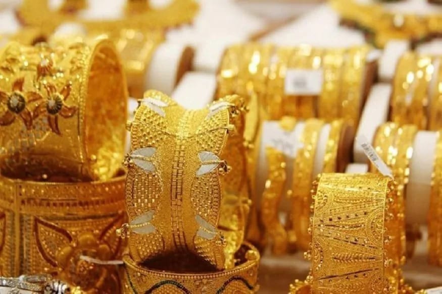 મુંબઈ: આ અઠવાડિયે સોના અને ચાંદીના ભાવ (Gold-Silver Rates)માં મોટો ઘટાડો જોવા મળ્યો છે. ગત થોડા મહિના દરમિયાન બંને ધાતુઓની કિંમતમાં આટલો મોટો ઘટાડો નથી જોવામાં આવ્યો. મલ્ટી-કોમોડિટી એક્સચેન્જ (MCX) પર શુક્રવારે સોનાનો વાયદા (Gold Future) ભાવ આશરે 238 રૂપિયા તૂટીને 49,666 રૂપિયા પ્રતિ 10 ગ્રામ પર આવી ગયો હતો. સોનાની સાથે સાથે ચાંદીમાં પણ ઘટાડો જોવા મળ્યો હતો. ચાંદી આશરે 1 ટકા ઘટીને 59,018 રૂપિયા પ્રતિ કિલોગ્રામ પર આવી ગઈ હતી. મુંબઈ: આ અઠવાડિયે સોના અને ચાંદીના ભાવ (Gold-Silver Rates)માં મોટો ઘટાડો જોવા મળ્યો છે. ગત થોડા મહિના દરમિયાન બંને ધાતુઓની કિંમતમાં આટલો મોટો ઘટાડો નથી જોવામાં આવ્યો. મલ્ટી-કોમોડિટી એક્સચેન્જ (MCX) પર શુક્રવારે સોનાનો વાયદા (Gold Future) ભાવ આશરે 238 રૂપિયા તૂટીને 49,666 રૂપિયા પ્રતિ 10 ગ્રામ પર આવી ગયો હતો. સોનાની સાથે સાથે ચાંદીમાં પણ ઘટાડો જોવા મળ્યો હતો. ચાંદી આશરે 1 ટકા ઘટીને 59,018 રૂપિયા પ્રતિ કિલોગ્રામ પર આવી ગઈ હતી.