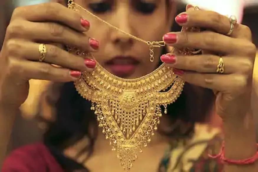 અમેરિકામાં વધતી બેરોજગારીથી Goldને મળશે સપોર્ટ - અમેરિકામાં સાપ્તાહિક બેરોજગારી આંકડાથી જાણવા મળે છે કે ઓગસ્ટના અંત સુધી લગભગ 3 કરોડ અમેરિકાના લોકો બેરોજગારી ભથ્થાનો લાભ લઈ રહ્યા છે. ત્યારબાદ હવે એવી પણ આશા વધી છે કે ફેડ રિઝર્વ અને અમેરિકન સરકાર આગળ પણ પ્રોત્સાહક પેકેજની જાહેરાત કરી શકે છે જેથી અર્થવ્યવસ્થાને પાટા પર લાવી શકાય. જાણકારો કહે છે કે કેન્દ્રીય બેન્ક હજુ પણ અર્થવ્યવસ્થામાં લિક્વિડિટી વધારશે. સોનાના ભાવ માટે સકારાત્મક પગલું હશે. (પ્રતીકાત્મક તસવીર) અમેરિકામાં વધતી બેરોજગારીથી Goldને મળશે સપોર્ટ - અમેરિકામાં સાપ્તાહિક બેરોજગારી આંકડાથી જાણવા મળે છે કે ઓગસ્ટના અંત સુધી લગભગ 3 કરોડ અમેરિકાના લોકો બેરોજગારી ભથ્થાનો લાભ લઈ રહ્યા છે. ત્યારબાદ હવે એવી પણ આશા વધી છે કે ફેડ રિઝર્વ અને અમેરિકન સરકાર આગળ પણ પ્રોત્સાહક પેકેજની જાહેરાત કરી શકે છે જેથી અર્થવ્યવસ્થાને પાટા પર લાવી શકાય. જાણકારો કહે છે કે કેન્દ્રીય બેન્ક હજુ પણ અર્થવ્યવસ્થામાં લિક્વિડિટી વધારશે. સોનાના ભાવ માટે સકારાત્મક પગલું હશે. (પ્રતીકાત્મક તસવીર)