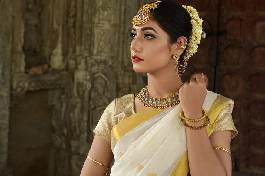 એસકોર્ટ સિક્યુરિટીના રિસર્ચ હેડ આસિફ ઇકબાલે ન્યૂઝ18ને જણાવ્યું કે, હાલના સમયમાં સોનાના ભાવમાં તેજી ચાલુ રહેશે. કારણ કે દુનિયાની અર્થવ્યવસ્થા પર કોરોનાની અસર સ્પષ્ટ જોવા મળી રહી છે. એવામાં ભારતીય બજારોમાં સોનામાં ફરી તેજી જોવા મળી શકે છે. જોકે, તેજી હજુ સીમિત રહેશે. (ફાઇલ તસવીર) એસકોર્ટ સિક્યુરિટીના રિસર્ચ હેડ આસિફ ઇકબાલે ન્યૂઝ18ને જણાવ્યું કે, હાલના સમયમાં સોનાના ભાવમાં તેજી ચાલુ રહેશે. કારણ કે દુનિયાની અર્થવ્યવસ્થા પર કોરોનાની અસર સ્પષ્ટ જોવા મળી રહી છે. એવામાં ભારતીય બજારોમાં સોનામાં ફરી તેજી જોવા મળી શકે છે. જોકે, તેજી હજુ સીમિત રહેશે. (ફાઇલ તસવીર)