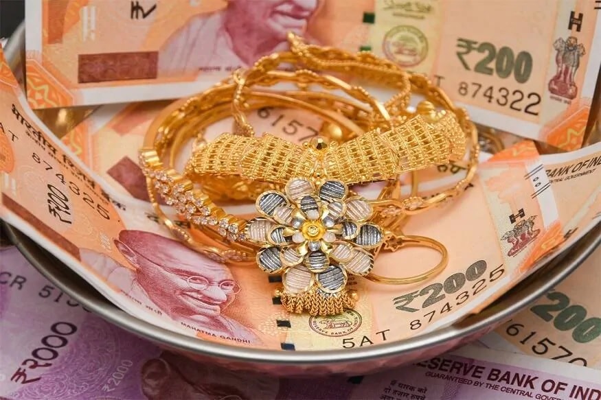 દિલ્હીમાં સોના-ચાંદીના ભાવ (Gold-Silver rate in delhi): આજે ગુરુવારે દિલ્હી બુલિયન માર્કેટમાં એક કિલો ચાંદીના ભાવમાં 1554 રૂપિયાનો વધારો થતાં 68,349 રૂપિયાએ પહોંચી હતી. આ પહેલા બુધવારે ચાંદીનો ભાવ 66,795 રૂપિયા પ્રતિ કિલોગ્રામ રહ્યો હતો. આ ઉપરાંત સોનું 99.9નો 10 ગ્રામનો ભાવ 53,132 રૂપિયા ઉપર પહોંચ્યો હતો. જે બુધવારે ભારે ઘટાડા બાદ 53,121 રૂપિયા બંધ રહ્યો હતો. દિલ્હીમાં સોના-ચાંદીના ભાવ (Gold-Silver rate in delhi): આજે ગુરુવારે દિલ્હી બુલિયન માર્કેટમાં એક કિલો ચાંદીના ભાવમાં 1554 રૂપિયાનો વધારો થતાં 68,349 રૂપિયાએ પહોંચી હતી. આ પહેલા બુધવારે ચાંદીનો ભાવ 66,795 રૂપિયા પ્રતિ કિલોગ્રામ રહ્યો હતો. આ ઉપરાંત સોનું 99.9નો 10 ગ્રામનો ભાવ 53,132 રૂપિયા ઉપર પહોંચ્યો હતો. જે બુધવારે ભારે ઘટાડા બાદ 53,121 રૂપિયા બંધ રહ્યો હતો.