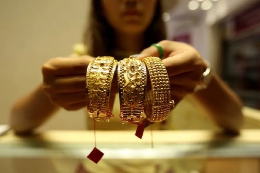 અમદાવાદમાં સોનાચાંદીના ભાવ (Gold-Silver price in Ahmedabad) :- આજે શનિવારે સપ્તાહના અંતે એક કિલો ચાંદીમાં 1000 રૂપિયાનો વધારો નોંધાયો હતો. જેના પગલે ચાંદી ચોરસાનો ભાવ 65500 રૂપિયા અને ચાંદી રુપુંનો ભાવ 65,300 રૂપિયાના સ્તરે પહોંચ્યો હતો. જ્યારે 10 ગ્રામ સોનાના ભાવમાં 100 રૂપિયાનો સુધારો થતાં સોનું સ્ટાન્ડર્ડ (99.9) અને સોનું તેજાબી (99.5)નો ભાવ અનુક્રમે 55,600 રૂપિયા અને 55,400 રૂપિયાની સૌથી ઉંચી સપાટીએ રહ્યા હતા. અમદાવાદમાં સોનાચાંદીના ભાવ (Gold-Silver price in Ahmedabad) :- આજે શનિવારે સપ્તાહના અંતે એક કિલો ચાંદીમાં 1000 રૂપિયાનો વધારો નોંધાયો હતો. જેના પગલે ચાંદી ચોરસાનો ભાવ 65500 રૂપિયા અને ચાંદી રુપુંનો ભાવ 65,300 રૂપિયાના સ્તરે પહોંચ્યો હતો. જ્યારે 10 ગ્રામ સોનાના ભાવમાં 100 રૂપિયાનો સુધારો થતાં સોનું સ્ટાન્ડર્ડ (99.9) અને સોનું તેજાબી (99.5)નો ભાવ અનુક્રમે 55,600 રૂપિયા અને 55,400 રૂપિયાની સૌથી ઉંચી સપાટીએ રહ્યા હતા.