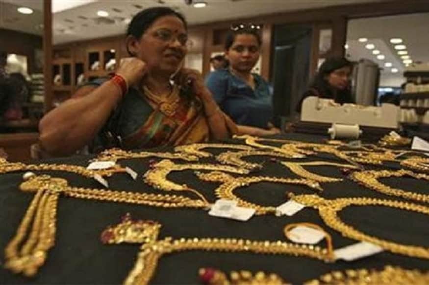 ચાંદીની નવી કિંમતો (Silver Price on 12 August 2020) : બુધવારે દિલ્હી બજારમાં મંગળવારે સોનાની જેમ ચાંદીના ભાવમાં પણ ઘટાડો નોંધાયો હતો. દિલ્હીમાં એક કિલો ચાંદીના ભાવ 72,756 રૂપિયા ઘટીને 67,584 રૂપિયા ઉપર આવી ગયો છે. આ દરમિયાન ચાંદીના ભાવમાં પ્રતિ કિલો 5272 રૂપિયાનો ઘટાડો નોંધાયો હતો. મુંબઈમાં ચાંદીનો ભાવ ઘટીને 71,211 રૂપિયાની સટાપીએ બંધ રહ્યો હતો. ચાંદીની નવી કિંમતો (Silver Price on 12 August 2020) : બુધવારે દિલ્હી બજારમાં મંગળવારે સોનાની જેમ ચાંદીના ભાવમાં પણ ઘટાડો નોંધાયો હતો. દિલ્હીમાં એક કિલો ચાંદીના ભાવ 72,756 રૂપિયા ઘટીને 67,584 રૂપિયા ઉપર આવી ગયો છે. આ દરમિયાન ચાંદીના ભાવમાં પ્રતિ કિલો 5272 રૂપિયાનો ઘટાડો નોંધાયો હતો. મુંબઈમાં ચાંદીનો ભાવ ઘટીને 71,211 રૂપિયાની સટાપીએ બંધ રહ્યો હતો.