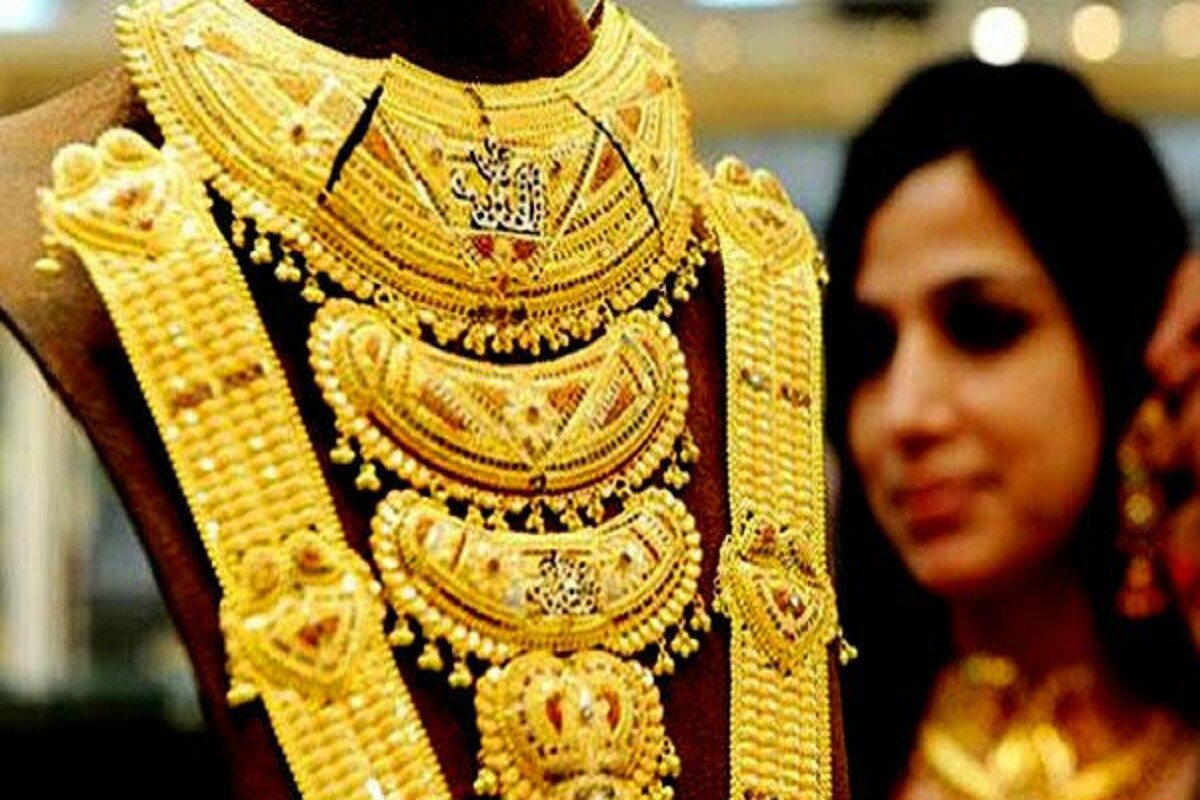 અમદાવાદમાં સોના-ચાંદીના ભાવ (Gold-Silver price in Ahmedabad) :- અમદાવાદ ઝવેરી બજારમાં સોના-ચાંદીની તેજીમાં બ્રેક લાગી હતી. આજે શનિવારે ચાંદીના ભાવમાં એક કિલોના ભાવમાં 1000 રૂપિયાનો કડાકો બોલાતા ચાંદી ચોરસા 72,000 રૂપિયા અને ચાંદી રુપુ 71,800 રૂપિયાની સપાટીએ બંધ રહી હતી. અમદાવાદમાં સોના-ચાંદીના ભાવ (Gold-Silver price in Ahmedabad) :- અમદાવાદ ઝવેરી બજારમાં સોના-ચાંદીની તેજીમાં બ્રેક લાગી હતી. આજે શનિવારે ચાંદીના ભાવમાં એક કિલોના ભાવમાં 1000 રૂપિયાનો કડાકો બોલાતા ચાંદી ચોરસા 72,000 રૂપિયા અને ચાંદી રુપુ 71,800 રૂપિયાની સપાટીએ બંધ રહી હતી.