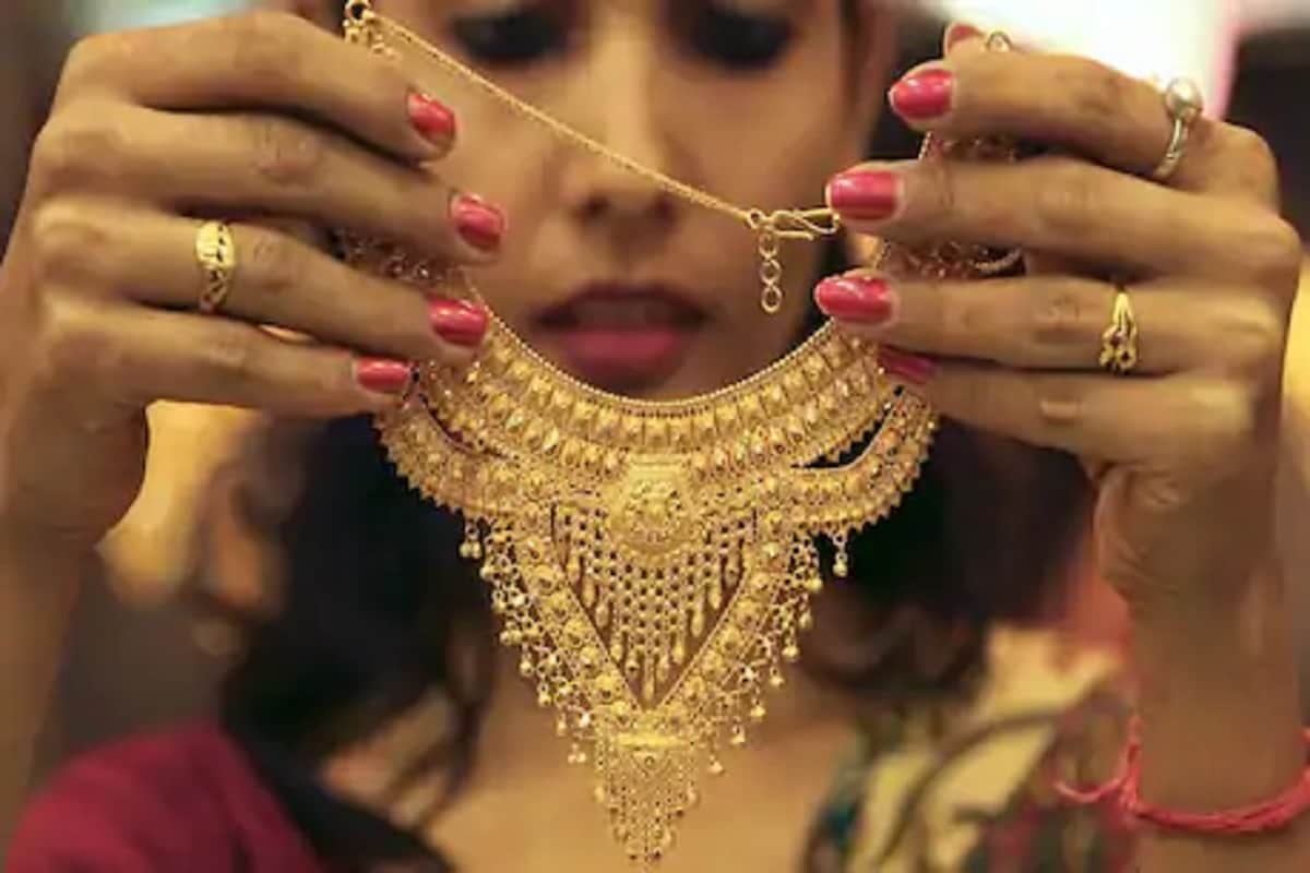 સોનું 2008ના વૈશ્વિક આર્થિક સંકટ બાદ ફરીથી વધી ગયું, જે 2011માં 1900 ડૉલરને પાર જતું રહ્યું. પરંતુ પછી ઘણું ગબડી ગયું હતું. તેથી હવે માનવામાં આવી રહ્યું છે કે જો કોરોનાની વેક્સીન આવી ગઈ અને તે સમગ્રપણે સફળ રહી તો સોનાના ભાવમાં જોરદાર ઘટાડો જોવા મળી શકે છે. સોનું 2008ના વૈશ્વિક આર્થિક સંકટ બાદ ફરીથી વધી ગયું, જે 2011માં 1900 ડૉલરને પાર જતું રહ્યું. પરંતુ પછી ઘણું ગબડી ગયું હતું. તેથી હવે માનવામાં આવી રહ્યું છે કે જો કોરોનાની વેક્સીન આવી ગઈ અને તે સમગ્રપણે સફળ રહી તો સોનાના ભાવમાં જોરદાર ઘટાડો જોવા મળી શકે છે.