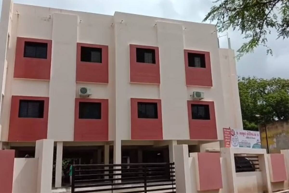 એક વૃદ્ધનાં મૃતદેહને યોગ્ય રીતે પ્લાસ્ટિકમાં લપેટ્યા વગર જ તેમના પરિવારને સોંપી દેવામાં આવ્યો હતો. આ કારણે પરિવાર રોષે ભરાયો હતો. આ બનાવને પગલે હૉસ્પિટલનો નર્સિંગ સહિતનો પેરા મેડિકલનો સ્ટાફ ડરના માર્યા નાસી ગયો હતો. ગોંડલમાં કોવિડ હૉસ્પિટલ શરુ કરવામાં આવી હતી તે સમયે જિલ્લા કલેક્ટર, આરોગ્ય અધિકારી સહીત હાજર રહ્યા હતાં. પરંતુ યોગ્ય દેખરેખના અભાવે આખરે હૉસ્પિટલને તાળા લાગ્યાં છે. એક બાજુ ગોંડલમાં કોરોના હાહાકાર મચાવી રહ્યો છે ત્યારે કોવિડ હોસ્પિટલ બંધ થતાં હવે ગોંડલનાં દર્દીઓને ફરી રાજકોટ દોડવું પડશે. એક વૃદ્ધનાં મૃતદેહને યોગ્ય રીતે પ્લાસ્ટિકમાં લપેટ્યા વગર જ તેમના પરિવારને સોંપી દેવામાં આવ્યો હતો. આ કારણે પરિવાર રોષે ભરાયો હતો. આ બનાવને પગલે હૉસ્પિટલનો નર્સિંગ સહિતનો પેરા મેડિકલનો સ્ટાફ ડરના માર્યા નાસી ગયો હતો. ગોંડલમાં કોવિડ હૉસ્પિટલ શરુ કરવામાં આવી હતી તે સમયે જિલ્લા કલેક્ટર, આરોગ્ય અધિકારી સહીત હાજર રહ્યા હતાં. પરંતુ યોગ્ય દેખરેખના અભાવે આખરે હૉસ્પિટલને તાળા લાગ્યાં છે. એક બાજુ ગોંડલમાં કોરોના હાહાકાર મચાવી રહ્યો છે ત્યારે કોવિડ હોસ્પિટલ બંધ થતાં હવે ગોંડલનાં દર્દીઓને ફરી રાજકોટ દોડવું પડશે.