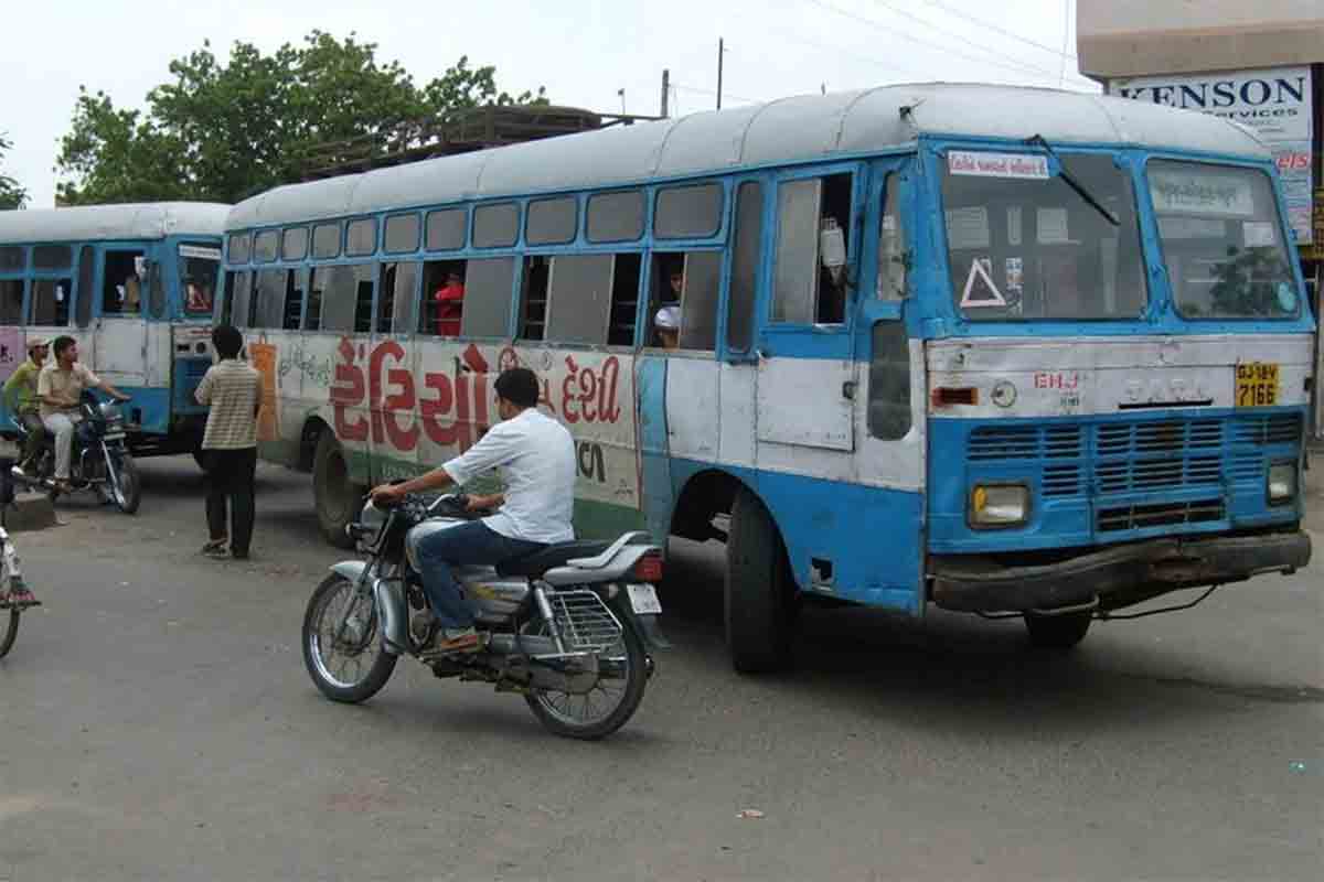 સુરતમાં કોરોના વાયરસ : સુરતમાં કોરોનાનાં દર્દી સતત વધી રહ્યા છે. ગુરુવારે જિલ્લામાં વધુ 236 દર્દીનો રિપોર્ટ પોઝિટિવ આવતા તંત્રની ચિંતા વધી હતી. સુરતમાં 251 જયારે ગ્રામીણ વિસ્તારમાં 59 દર્દી સાથે કુલ દર્દી સંખ્યા 16,796 પર પહોંચી છે. જયારે ગુરુવારે 5 લોકોનાં કોરોનાથી મોત સાથે મરણાંક 715 પર પહોંચ્યો છે. આ સાથે શહેર વિસ્તારમાં દર્દીની સંખ્યા 13,434 જયારે ગ્રામ્ય વિસ્તાર 3,362 પર પહોંચી છે. સુરતમાં કોરોના વાયરસ : સુરતમાં કોરોનાનાં દર્દી સતત વધી રહ્યા છે. ગુરુવારે જિલ્લામાં વધુ 236 દર્દીનો રિપોર્ટ પોઝિટિવ આવતા તંત્રની ચિંતા વધી હતી. સુરતમાં 251 જયારે ગ્રામીણ વિસ્તારમાં 59 દર્દી સાથે કુલ દર્દી સંખ્યા 16,796 પર પહોંચી છે. જયારે ગુરુવારે 5 લોકોનાં કોરોનાથી મોત સાથે મરણાંક 715 પર પહોંચ્યો છે. આ સાથે શહેર વિસ્તારમાં દર્દીની સંખ્યા 13,434 જયારે ગ્રામ્ય વિસ્તાર 3,362 પર પહોંચી છે.