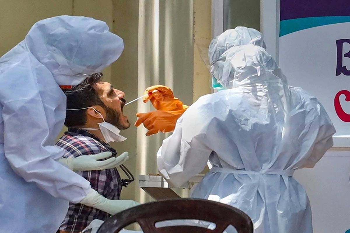 નવી દિલ્હીઃ કોવિડ-19નું સંક્રમણ (COVID-19 Pandemic)નો આંક ભારતમાં રોજેરોજ ચિંતાજનક રીતે વધી રહ્યો છે. ભારતમાં હવે સંક્રમિત લોકોની કુલ સંખ્યા 19 લાખને પાર થઈ ગઈ છે. બુધવાર સવારે જાહેર થયેલા આંકડા મુજબ, એક જ દિવસમાં 52,509 નવા પોઝિટિવ કેસો નોંધાયા છે. આ ઉપરાંત, છેલ્લા 24 કલાકમાં કોવિડ-19ના કારણે 857 દર્દીઓએ પોતાનો જીવ ગુમાવ્યો છે. દેશમાં કુલ સંક્રમિતોની સંખ્યા હવે 19,08,255એ પહોંચી ગઈ છે. (પ્રતીકાત્મક તસવીર) નવી દિલ્હીઃ કોવિડ-19નું સંક્રમણ (COVID-19 Pandemic)નો આંક ભારતમાં રોજેરોજ ચિંતાજનક રીતે વધી રહ્યો છે. ભારતમાં હવે સંક્રમિત લોકોની કુલ સંખ્યા 19 લાખને પાર થઈ ગઈ છે. બુધવાર સવારે જાહેર થયેલા આંકડા મુજબ, એક જ દિવસમાં 52,509 નવા પોઝિટિવ કેસો નોંધાયા છે. આ ઉપરાંત, છેલ્લા 24 કલાકમાં કોવિડ-19ના કારણે 857 દર્દીઓએ પોતાનો જીવ ગુમાવ્યો છે. દેશમાં કુલ સંક્રમિતોની સંખ્યા હવે 19,08,255એ પહોંચી ગઈ છે. (પ્રતીકાત્મક તસવીર)