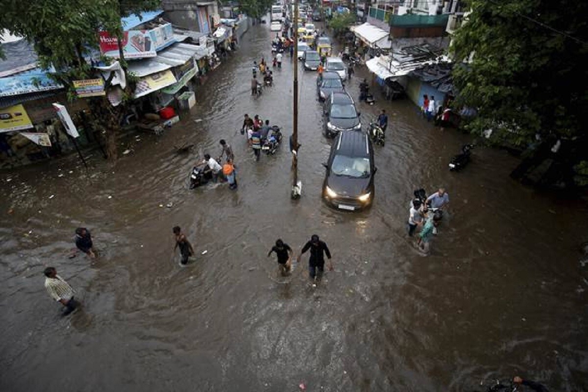 રાજ્યમાં (Gujarat) થોડા દિવસથી સાર્વત્રિક વરસાદ (rainfall) વરસ્યો છે. ગત સપ્તાહમાં કેટલાક દિવસ વરસાદે જાણે બ્રેક લીધો હતો અને ફરીથી તે ધોધમાર વરસી રહ્યો છે. આ વખતે સૌરાષ્ટ્ર, કચ્છ અને દક્ષિણ ગુજરાતમાં અવિરત વરસાદ થઇ રહ્યો છે. રાજ્યમાં અત્યારસુધી 37.05 ઇંચ સાથે મોસમનો 113.26% વરસાદ નોંધાઇ ચૂક્યો છે. જેમાં કચ્છમાં 39.21 ઈંચ સાથે મોસમનો 241.73%, દક્ષિણ ગુજરાતમાં 56.53 ઈંચ સાથે મોસમનો 99.24% વરસાદ નોંધાયો છે. આ સાથે હવામાન વિભાગની આગાહી પ્રમાણે હજી બે દિવસ ધોધમાર વરસાદ વરસવાની આગાહી કરવામાં આવી છે. રાજ્યમાં (Gujarat) થોડા દિવસથી સાર્વત્રિક વરસાદ (rainfall) વરસ્યો છે. ગત સપ્તાહમાં કેટલાક દિવસ વરસાદે જાણે બ્રેક લીધો હતો અને ફરીથી તે ધોધમાર વરસી રહ્યો છે. આ વખતે સૌરાષ્ટ્ર, કચ્છ અને દક્ષિણ ગુજરાતમાં અવિરત વરસાદ થઇ રહ્યો છે. રાજ્યમાં અત્યારસુધી 37.05 ઇંચ સાથે મોસમનો 113.26% વરસાદ નોંધાઇ ચૂક્યો છે. જેમાં કચ્છમાં 39.21 ઈંચ સાથે મોસમનો 241.73%, દક્ષિણ ગુજરાતમાં 56.53 ઈંચ સાથે મોસમનો 99.24% વરસાદ નોંધાયો છે. આ સાથે હવામાન વિભાગની આગાહી પ્રમાણે હજી બે દિવસ ધોધમાર વરસાદ વરસવાની આગાહી કરવામાં આવી છે.