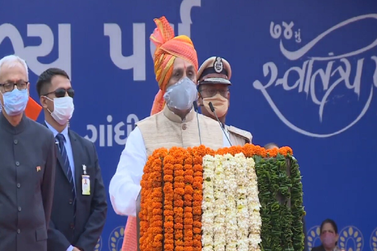 ગાંધીનગર : આજે દેશના 74માં સ્વાતંત્ર્ય પર્વ અંતર્ગત ગાંધીનગર સ્વર્ણિમ પાર્કમાં રાજ્ય કક્ષાના સ્વાતંત્ર્ય દિનની ઉજવણી થઈ હતી. આ ઉજવણીમાં મુખ્યમંત્રી વિજય રૂપાણીએ તિરંગાને સલામી આપી અને ધ્વજ ફરકાવ્યો હતો. ગાંધીનગર : આજે દેશના 74માં સ્વાતંત્ર્ય પર્વ અંતર્ગત ગાંધીનગર સ્વર્ણિમ પાર્કમાં રાજ્ય કક્ષાના સ્વાતંત્ર્ય દિનની ઉજવણી થઈ હતી. આ ઉજવણીમાં મુખ્યમંત્રી વિજય રૂપાણીએ તિરંગાને સલામી આપી અને ધ્વજ ફરકાવ્યો હતો.